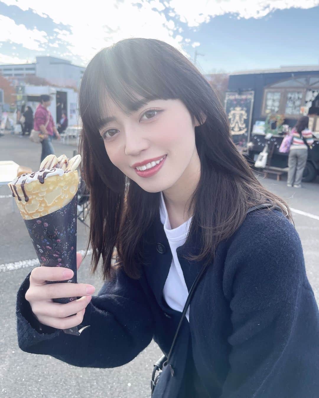 佐藤絵里香のインスタグラム：「...☺︎  青天の下で食べるクレープは別格だね☺️💕  甘いものって半分こしたくなる  ね  . . . #followme #japanesegirl #asiagirl #アイドル #姫カット #甘いもの大好き #いいね返し #彼女感」