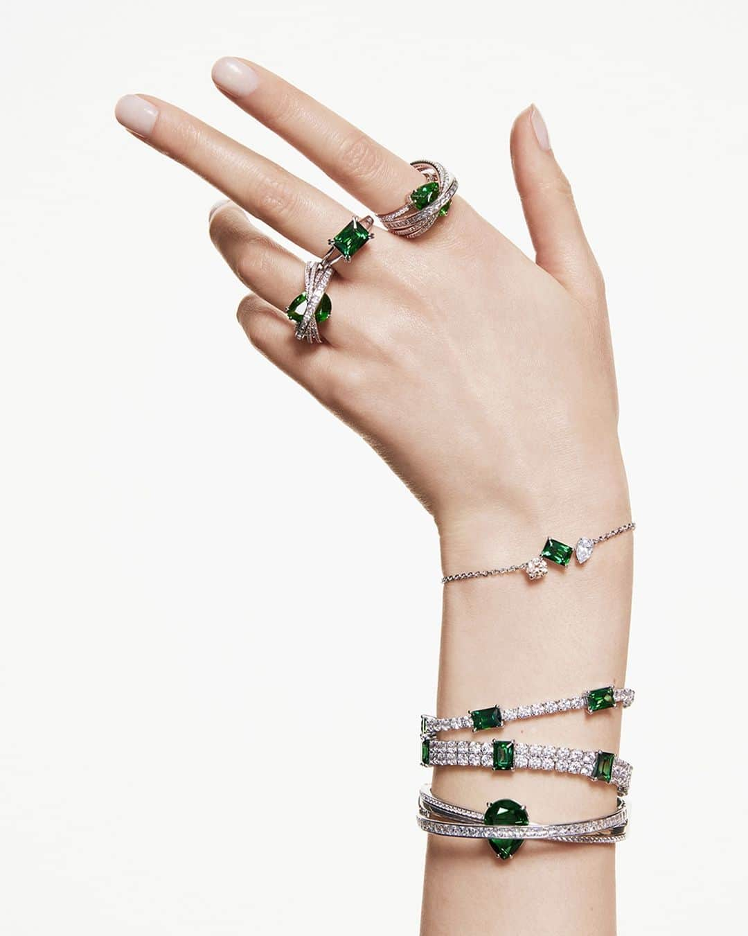 SWAROVSKIさんのインスタグラム写真 - (SWAROVSKIInstagram)「Dazzle from day to night with the bright white and rich green crystal highlights of #SwarovskiMatrix, #SwarovskiMesmera, and #SwarovskiHyperbola Holiday bracelets and rings.  #Swarovski #CelebrateWonder #CrystalMetamorphosis​​」11月23日 23時05分 - swarovski