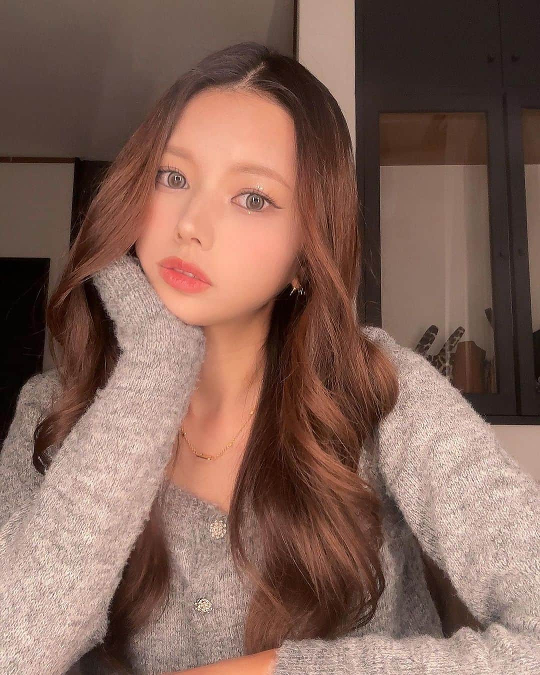 LUNAのインスタグラム：「韓国ヘアメイク🦋  プロのヘアメイクさんに韓国メイクをしてもらった時の🤍  コスメが沢山あって女の子の夢のような空間だった…🫶🏼  まつ毛もかっっわいいし、グリッターもキラッキラだし、ほんと勉強になった✨ やっぱりプロの方にメイクしてもらうと全然違うし、気分も上がる…！   @makeup_gekkabijin #韓国メイクサロン #六本木韓国メイク #メイクサロンgekkabijin #韓国アイドルメイク体験 #六本木サロン #韓国アイドル #PR #韓国アイドルメイク #kpopアイドルメイク #グリッター #部分まつ毛 #部分つけまつげ #グレーカラコン #quprie #韓国ファッション #韓国コーデ #韓国通販」