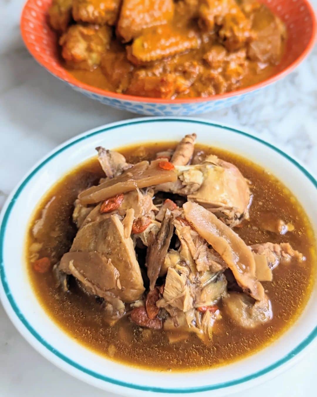 のインスタグラム：「Imagine having these at home nicely sheltered from the cold rain outside 😌 That's why u should stock up on @dianxiaoersg latest frozen packs -ginseng kampong chicken and curry chicken because they not only taste just as delicious as those served in restaurants but also fuss free to prepare!   Plus ongoing promo now 🚨🚨🚨 From now till the end of December, purchase 2 Frozen Packs of your choice ( Ginseng Kampong Chicken / Curry Chicken,  and  get 1 Curry Chicken Frozen Pack for FREE! *   Highly recommend to use this chance and stock up on your favorites for any occasion and rainy days.   *Applicable for take-away and online orders. #sgfood」