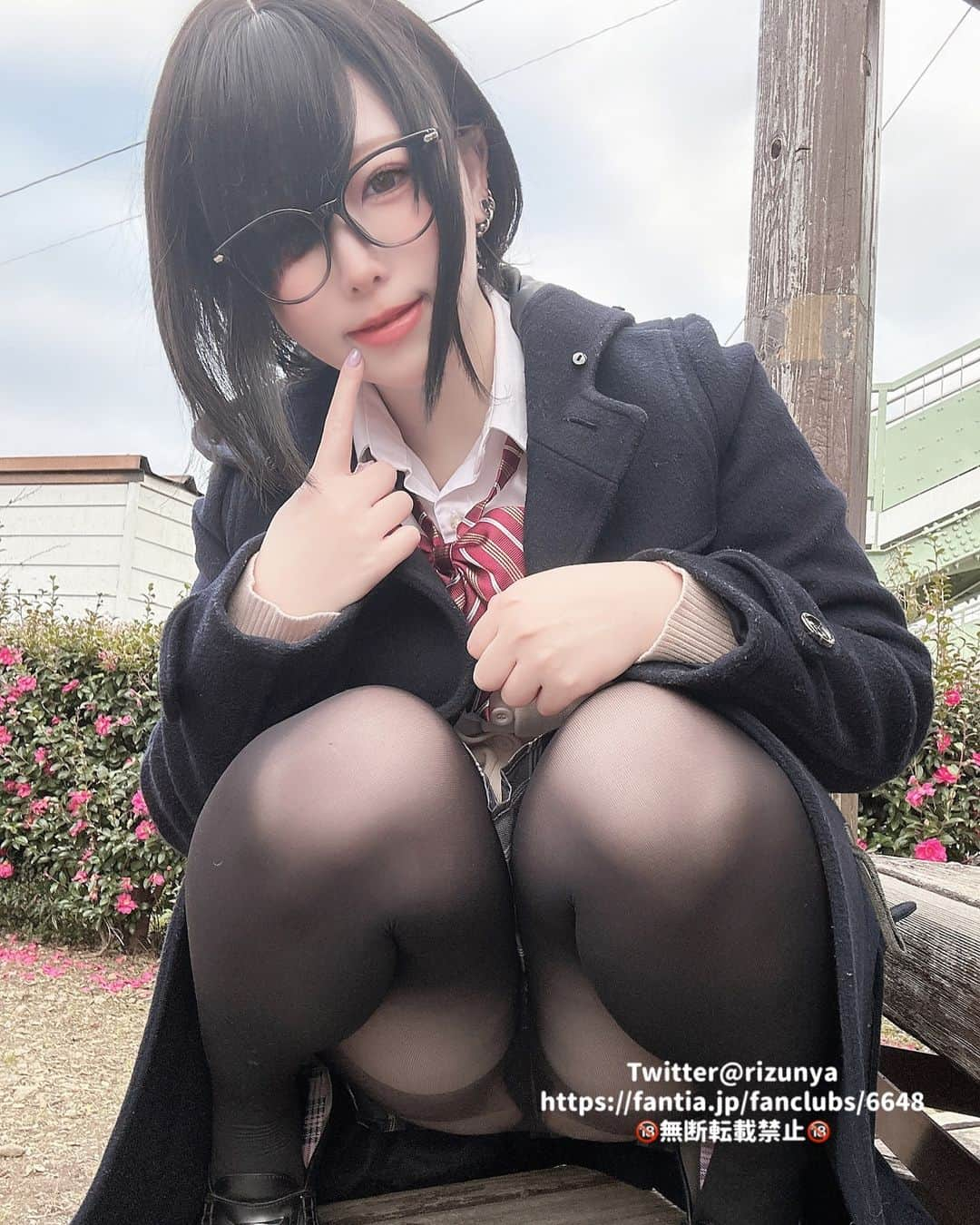 りずなのインスタグラム：「タイツのデニール数と愛情は重めJK❤️‍🩹  #cosplay #cos #coser #制服 #眼鏡 #タイツ」