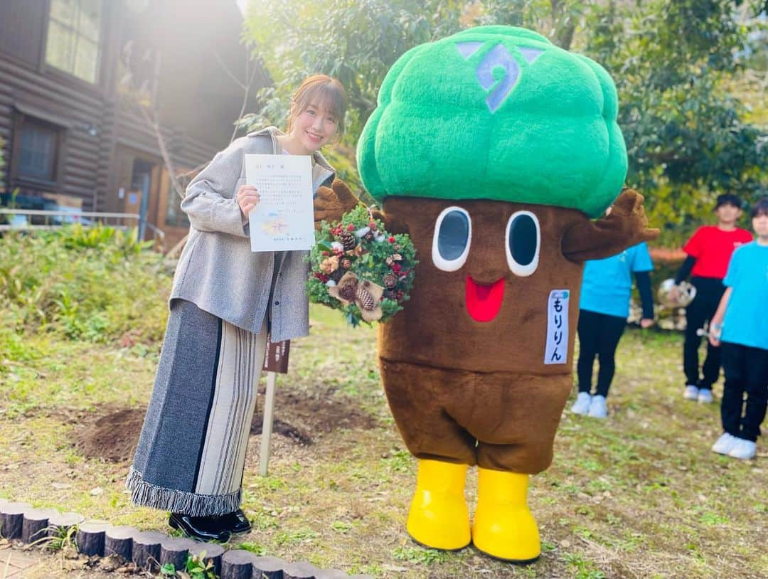 立石純子さんのインスタグラム写真 - (立石純子Instagram)「グリーンチャリティー　 「くずはの広場で歌う記念植樹」　 -みんなの思いを未来につなぐ-　 大好きな秦野の青空と色づく木々たちに見守られ、駆けつけて下さったお客様や秦野の皆様、秦野少年少女ラッパ鼓隊さん、環境共生課の皆様と共に無事に杏と山桜を植樹することが出来ました。　 　 杏と山桜の木。　 成長を楽しみに🌳😊🌈 　  #植樹  #treeplanting #杏 #桜 #cherryblossom #立石純子 #チャリティー #カラーチャリティー #live  #ライブ #music #音楽 #はだのブランドアンバサダー  #名水 #water  #nature #forest #kids #charity  #photography #portraitphotography #instagood #感謝 #寄贈 #もりりん  #森 #青空 #sun #ありがとう #くずはの広場」11月23日 23時09分 - junkokokotateishi