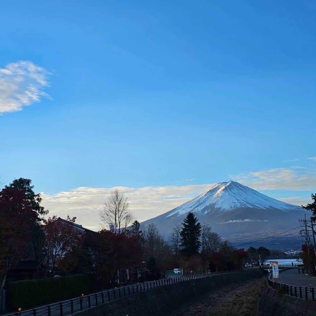綾小路きみまろさんのインスタグラム写真 - (綾小路きみまろInstagram)「こんにちは。 綾小路きみまろです。  今日の日の入り頃の富士山🗻(1～5枚目) 早朝の富士山🗻(6～9枚目) まだまだ 紅葉🍁が綺麗です✨ 今週末なら間に合います😊 紅葉見物に河口湖にいらしてくださいね🎵  最後の1枚は 干し柿作り！ おいしくなぁ～れ💕  #綾小路きみまろ #富士山 #河口湖 #干し柿  #干し柿作り」11月23日 23時09分 - ayanokojikimimaro_official