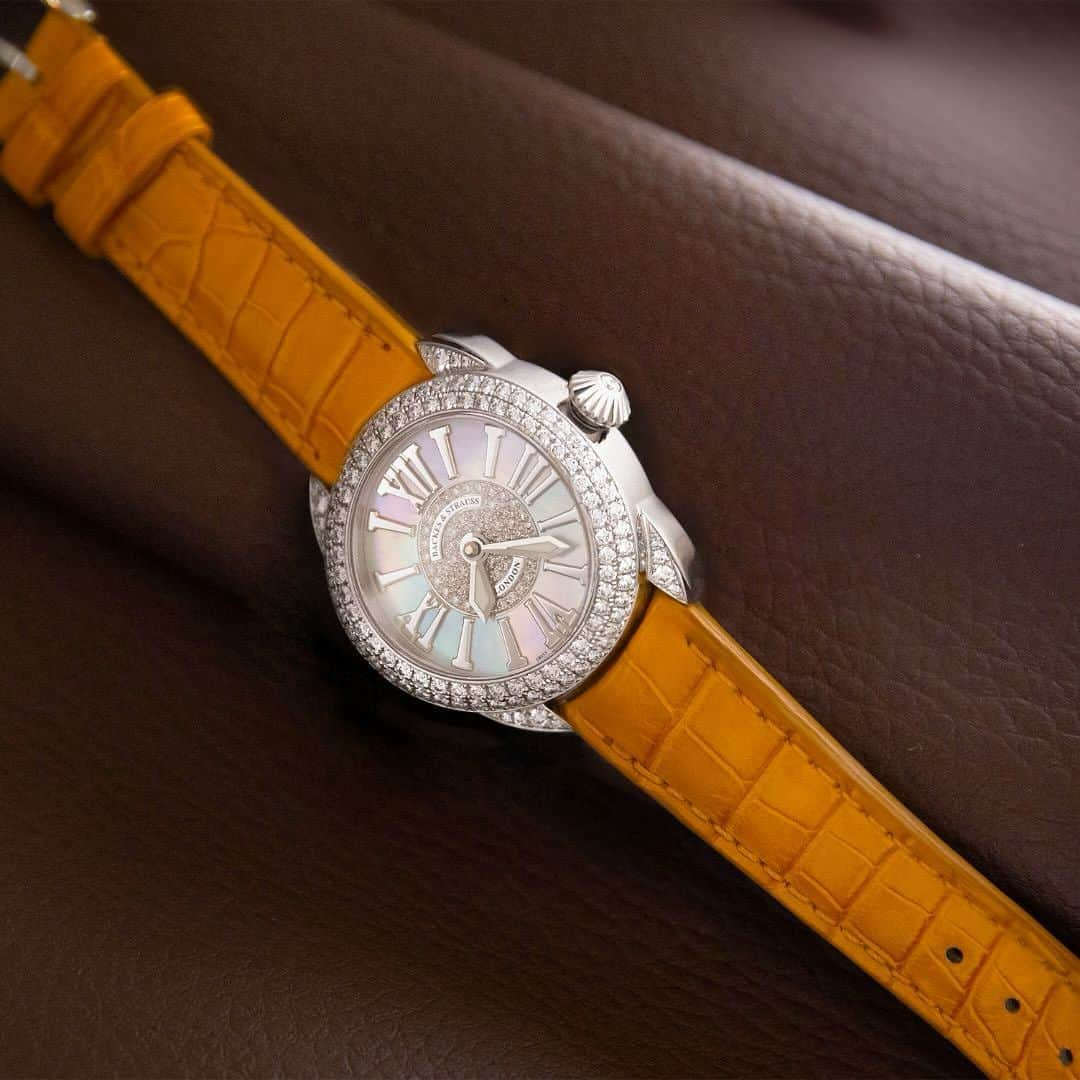 バックス＆ストラウスのインスタグラム：「The Piccadilly Steel 37 SP is not only bejewelled with Ideal Cut Diamonds but is also driven by an automatic movement rotor and is finished with the Backes & Strauss signature 'jewel in the crown.'  P.S. Happy Thanksgiving to all our American friends 🇺🇸!」