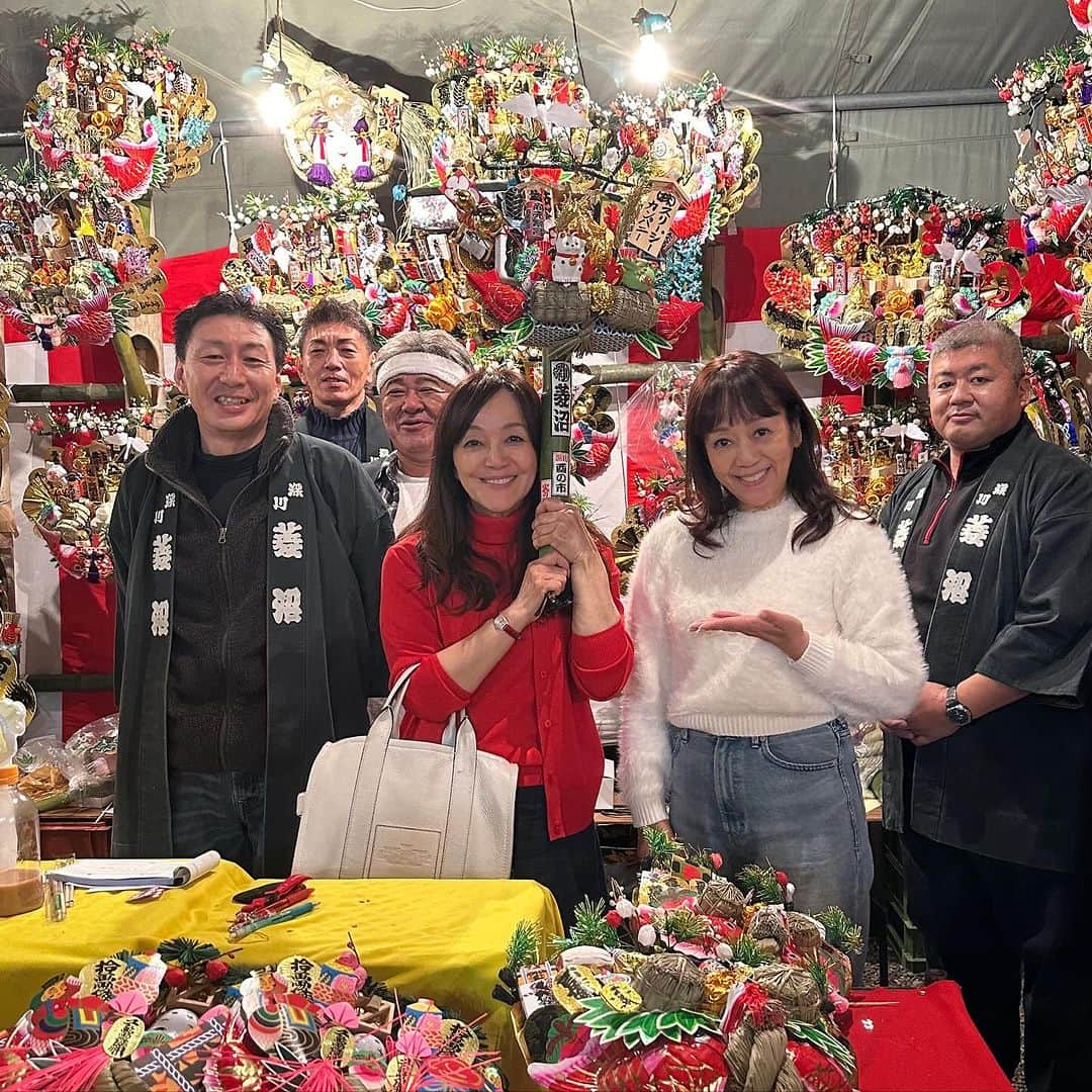 岩崎宏美のインスタグラム：「酉の市、本日二の酉で、ヨシリンと冨岡八幡宮さま行ってきました。 いつもお世話になっている菱沼さんにて、新しい熊手を手に入れることができました。 あーーーっ❗️ 間に合って良かった‼️ 威勢のいい手締めをしていただき、来年もしっかりとヨシリンと働きます‼️ 菱沼さんの皆さま ありがとうございました。 #富岡八幡宮 #酉の市 #熊手 #菱沼 #岩崎良美 #岩崎宏美」