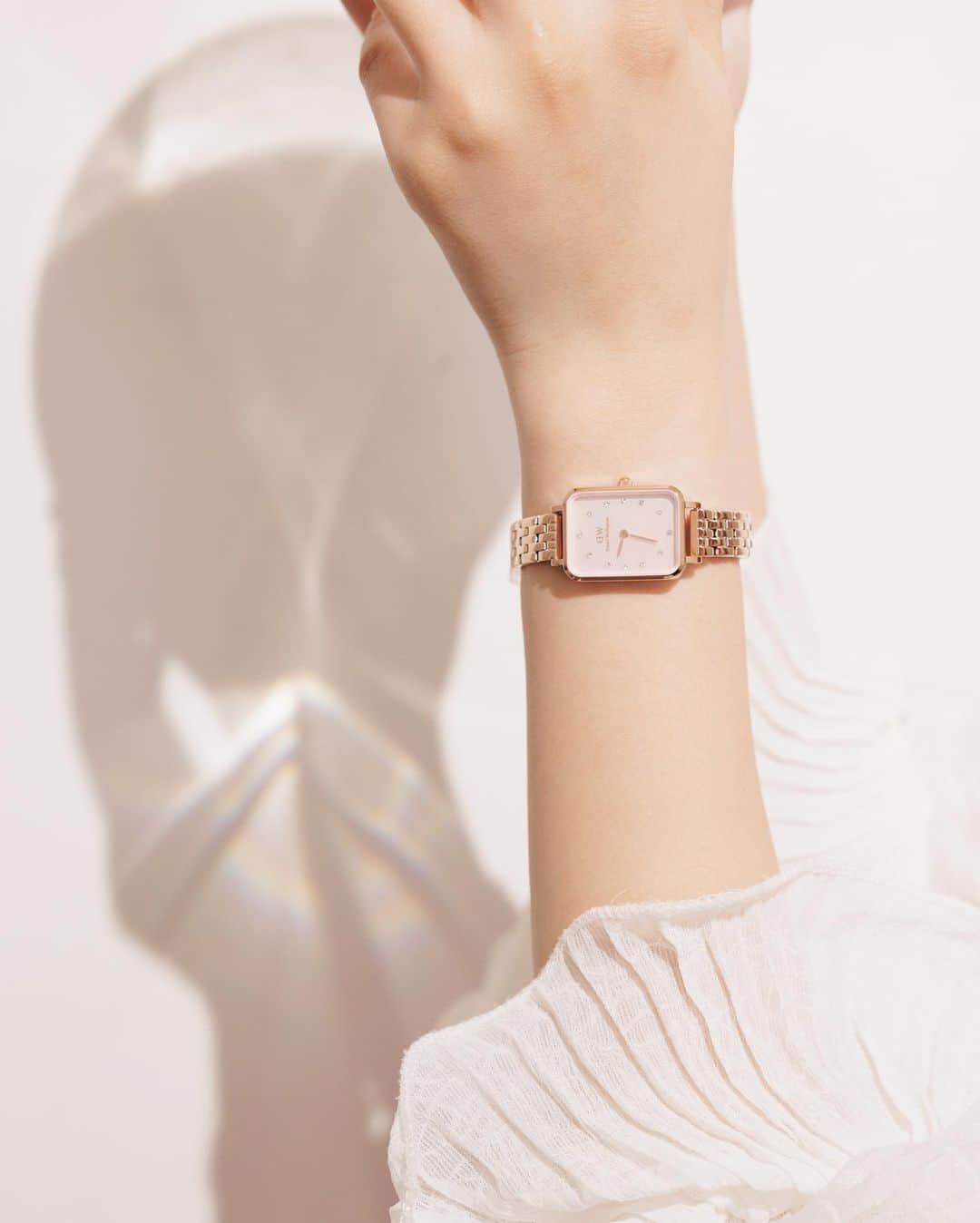 徐薇涵（Wei Han Xu）さんのインスタグラム写真 - (徐薇涵（Wei Han Xu）Instagram)「黑色星期五（全球購物狂歡節🎉） 大家準備好要買什麼了嗎？ 之前在大學生了沒時期 大家人手一支DW手錶💕 因為可以換錶帶 超多樣性cp值超高 這次趁著黑五購入這款方型錶面的手錶 第一眼就被錶面粉紅色珍珠母貝所吸引 裡頭的水晶精緻又不會很浮誇 玫瑰金的錶帶跟我的項鍊搭配的優雅氣質 成為我最近穿搭的不二選擇✨ - 11/13-11/28 官網黑五折扣優惠指定商品至多 50%喲 輸入我的專屬折扣碼【pppig】 還可再疊加 85折的優惠!!! 太讚了吧 #dwtw #danielwellington #dw」11月23日 23時14分 - pppig