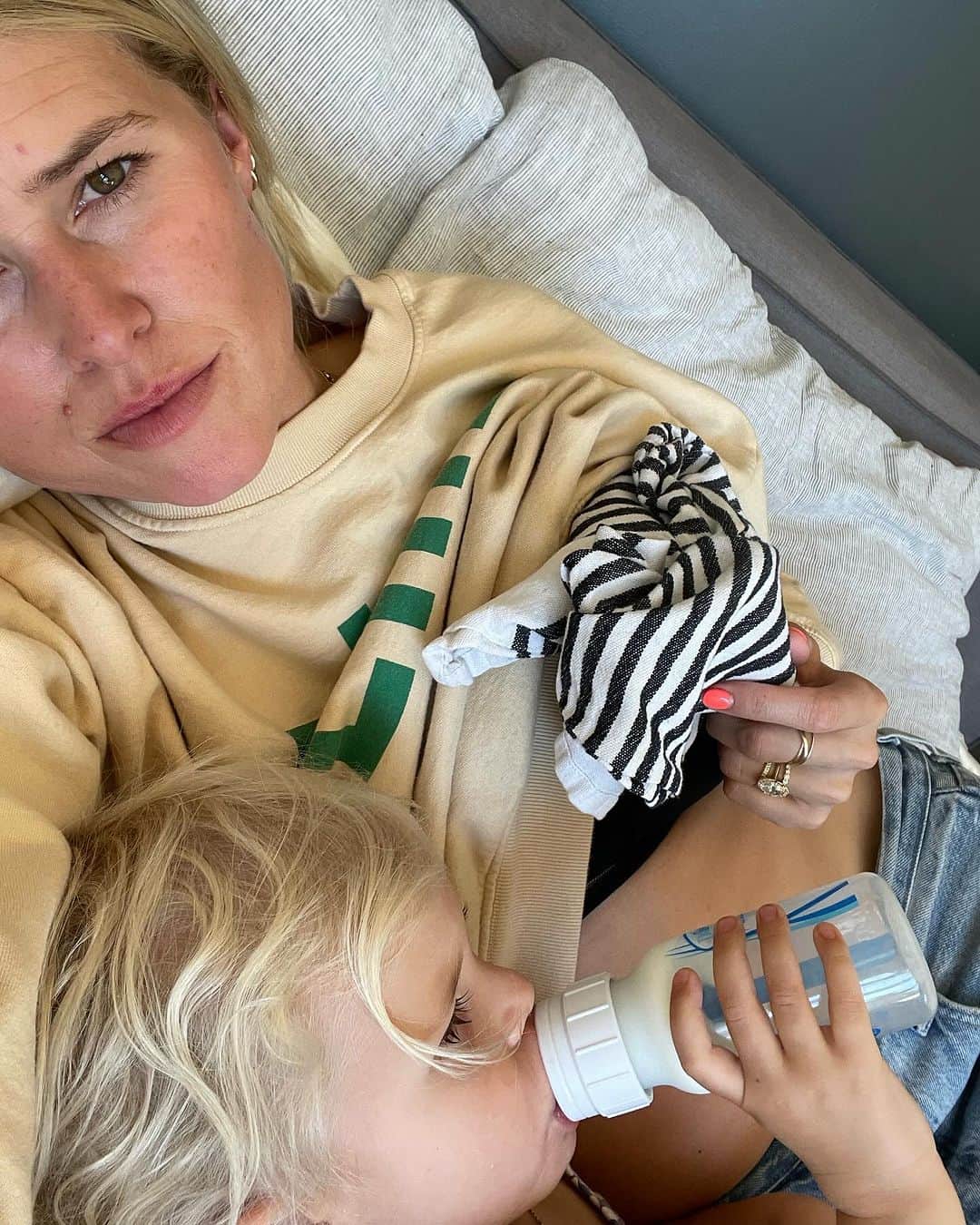 サラ・ライトのインスタグラム：「Today on @themotherdazepodcast I tell my story from a few weeks ago where I had a health scare and found myself in a vulnerable place of limbo. There are so many things to be grateful for so today as we share some of our gratitude I would like to say how grateful I am for my health, for my partner @ericcolsen who held me through every vulnerable thought and moment who listened to podcasts on Breast cancer and read articles and made phone calls to know all the next steps just in case so I didn’t have to think about anything.  Thank you to @sonya.bishop for your endless love and support, for my mom and my brother who happened to be here the day of my procedure, to my friends for every encouraging word, text, hug and phone call. And to the nurse that squeezed my hand as I fought back tears thank you for your kindness and beautiful humanity, for seeing my fear and silently giving me your loving energy. Thank you. Thank you. 🙌🏻❤️🙌🏻 (first photo from day of procedure icing my “hurt boobie” as I told winter so she would drink some milk in a bottle 😅)」