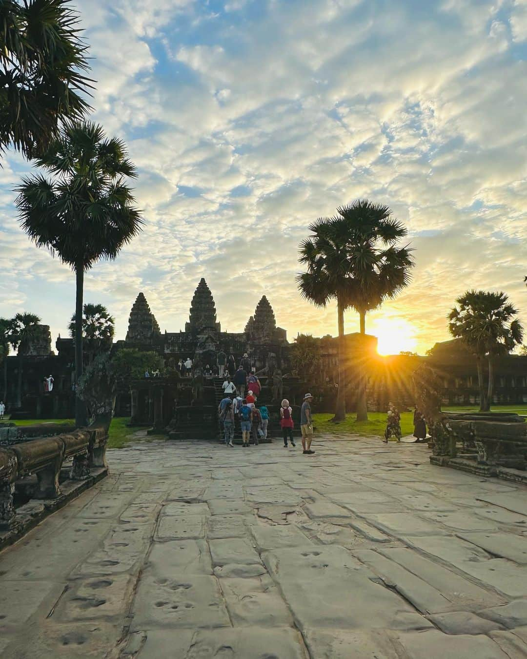 上田理子さんのインスタグラム写真 - (上田理子Instagram)「🇰🇭Angkor Wat🇰🇭  何時間でも居られてしまうほど 素敵な場所でした、、 世界遺産でくつろぎすぎてるお猿さんもみれた〜🐒笑」11月23日 23時15分 - ueda_riko_official