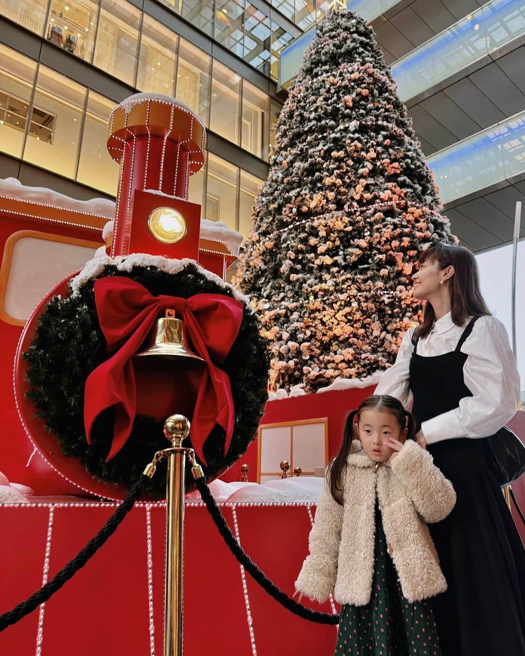 菊井彰子さんのインスタグラム写真 - (菊井彰子Instagram)「🎁🎅🎄  一年が早すぎる😵  去年は姫をおシュラスコにお連れしたら、 なんとお肉を全く食べてくれなかったクリスマス🤣🍖  今年はどちらへお連れ致しましょうか🤔  #👧無顔裏ピース✌️  #感情どこいった　 #巨大ツリー  #🎄 ・ ・ ・ ・ ・ ・ ・ ・ #4歳女の子コーデ  #4yearsold  #4y  #女の子のママ」11月23日 23時16分 - yanakiku_kiku