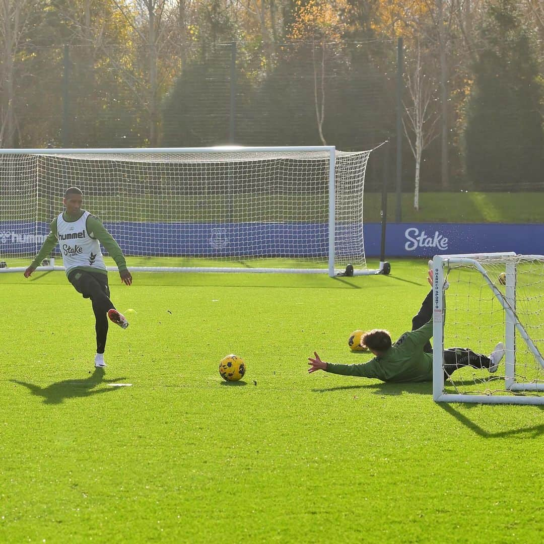 アシュリー・ヤングさんのインスタグラム写真 - (アシュリー・ヤングInstagram)「Training⚽️ and a bit of 🏊👀🤘🏾💙」11月23日 23時16分 - youngy_18