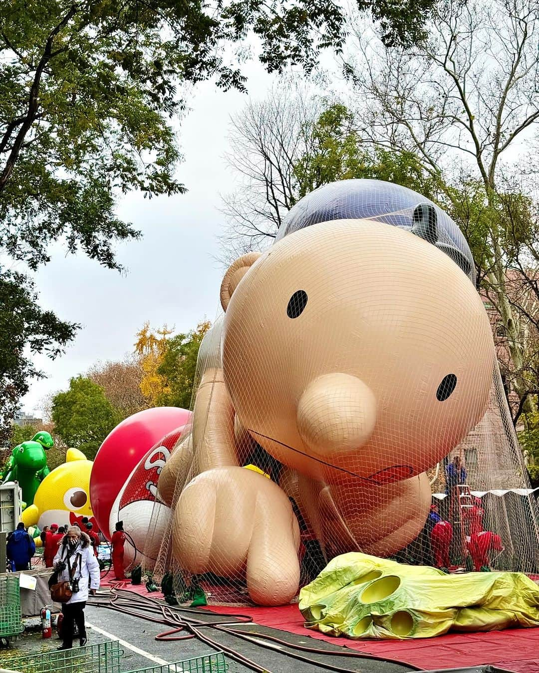 Ilana Wilesさんのインスタグラム写真 - (Ilana WilesInstagram)「After living in New York my whole life, I finally went to see the Thanksgiving Day Parade balloon inflation! Most fun part was all the fun facts Harlow would pull out of nowhere. Like that Snoopy debuted in 1968 (she loves dates) and has made more appearances in the parade than any other balloon. I looked it up. She’s right. It’s been in the parade 42 times and has had nine different versions. This year’s is new! We also loved guessing the deflated balloons. I think we got Lyle Lyle the Crocodile wrong, but Soongebob and Bluey were right! A huge thanks to the NY Historical Society for inviting us to this special viewing, available to all members! @nyhistory」11月23日 23時17分 - mommyshorts