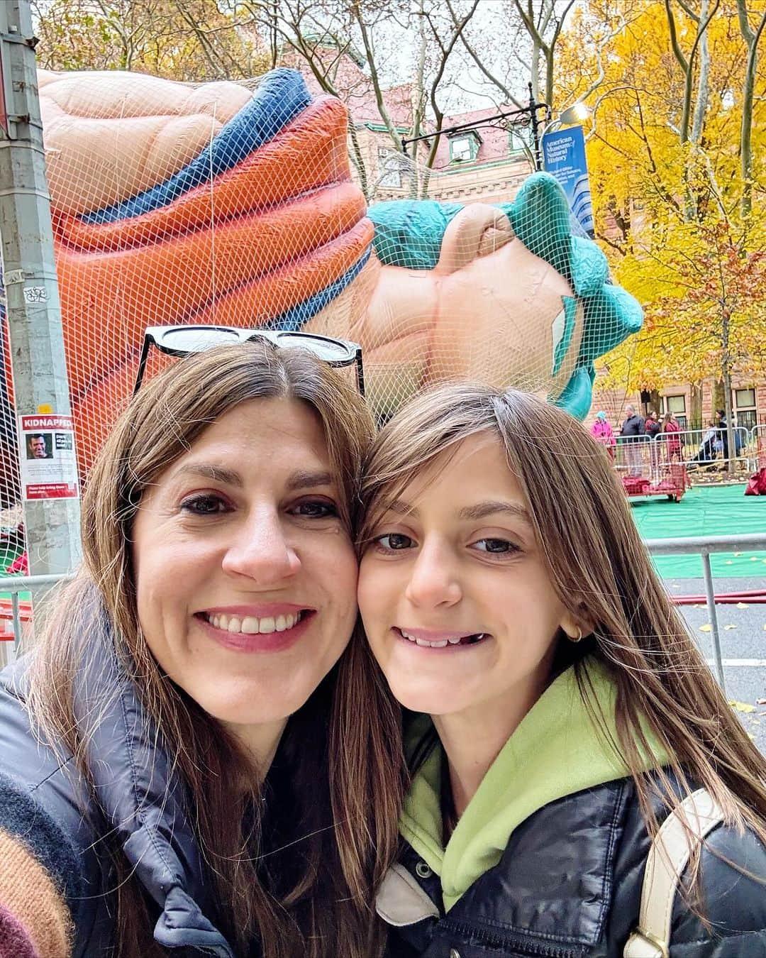 Ilana Wilesさんのインスタグラム写真 - (Ilana WilesInstagram)「After living in New York my whole life, I finally went to see the Thanksgiving Day Parade balloon inflation! Most fun part was all the fun facts Harlow would pull out of nowhere. Like that Snoopy debuted in 1968 (she loves dates) and has made more appearances in the parade than any other balloon. I looked it up. She’s right. It’s been in the parade 42 times and has had nine different versions. This year’s is new! We also loved guessing the deflated balloons. I think we got Lyle Lyle the Crocodile wrong, but Soongebob and Bluey were right! A huge thanks to the NY Historical Society for inviting us to this special viewing, available to all members! @nyhistory」11月23日 23時17分 - mommyshorts