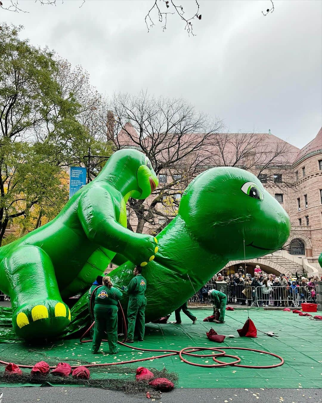 Ilana Wilesさんのインスタグラム写真 - (Ilana WilesInstagram)「After living in New York my whole life, I finally went to see the Thanksgiving Day Parade balloon inflation! Most fun part was all the fun facts Harlow would pull out of nowhere. Like that Snoopy debuted in 1968 (she loves dates) and has made more appearances in the parade than any other balloon. I looked it up. She’s right. It’s been in the parade 42 times and has had nine different versions. This year’s is new! We also loved guessing the deflated balloons. I think we got Lyle Lyle the Crocodile wrong, but Soongebob and Bluey were right! A huge thanks to the NY Historical Society for inviting us to this special viewing, available to all members! @nyhistory」11月23日 23時17分 - mommyshorts