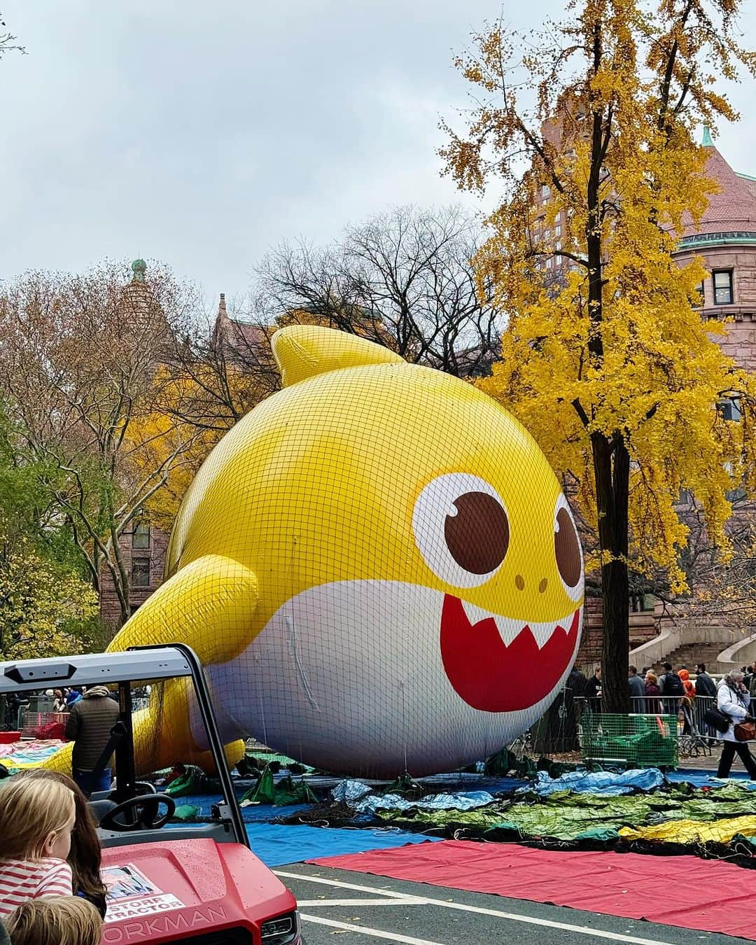 Ilana Wilesさんのインスタグラム写真 - (Ilana WilesInstagram)「After living in New York my whole life, I finally went to see the Thanksgiving Day Parade balloon inflation! Most fun part was all the fun facts Harlow would pull out of nowhere. Like that Snoopy debuted in 1968 (she loves dates) and has made more appearances in the parade than any other balloon. I looked it up. She’s right. It’s been in the parade 42 times and has had nine different versions. This year’s is new! We also loved guessing the deflated balloons. I think we got Lyle Lyle the Crocodile wrong, but Soongebob and Bluey were right! A huge thanks to the NY Historical Society for inviting us to this special viewing, available to all members! @nyhistory」11月23日 23時17分 - mommyshorts