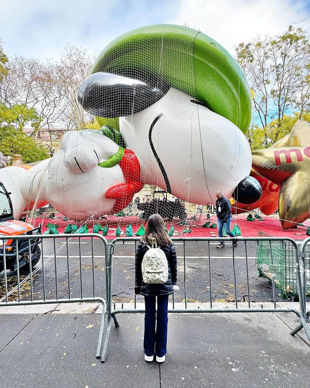 Ilana Wilesさんのインスタグラム写真 - (Ilana WilesInstagram)「After living in New York my whole life, I finally went to see the Thanksgiving Day Parade balloon inflation! Most fun part was all the fun facts Harlow would pull out of nowhere. Like that Snoopy debuted in 1968 (she loves dates) and has made more appearances in the parade than any other balloon. I looked it up. She’s right. It’s been in the parade 42 times and has had nine different versions. This year’s is new! We also loved guessing the deflated balloons. I think we got Lyle Lyle the Crocodile wrong, but Soongebob and Bluey were right! A huge thanks to the NY Historical Society for inviting us to this special viewing, available to all members! @nyhistory」11月23日 23時17分 - mommyshorts