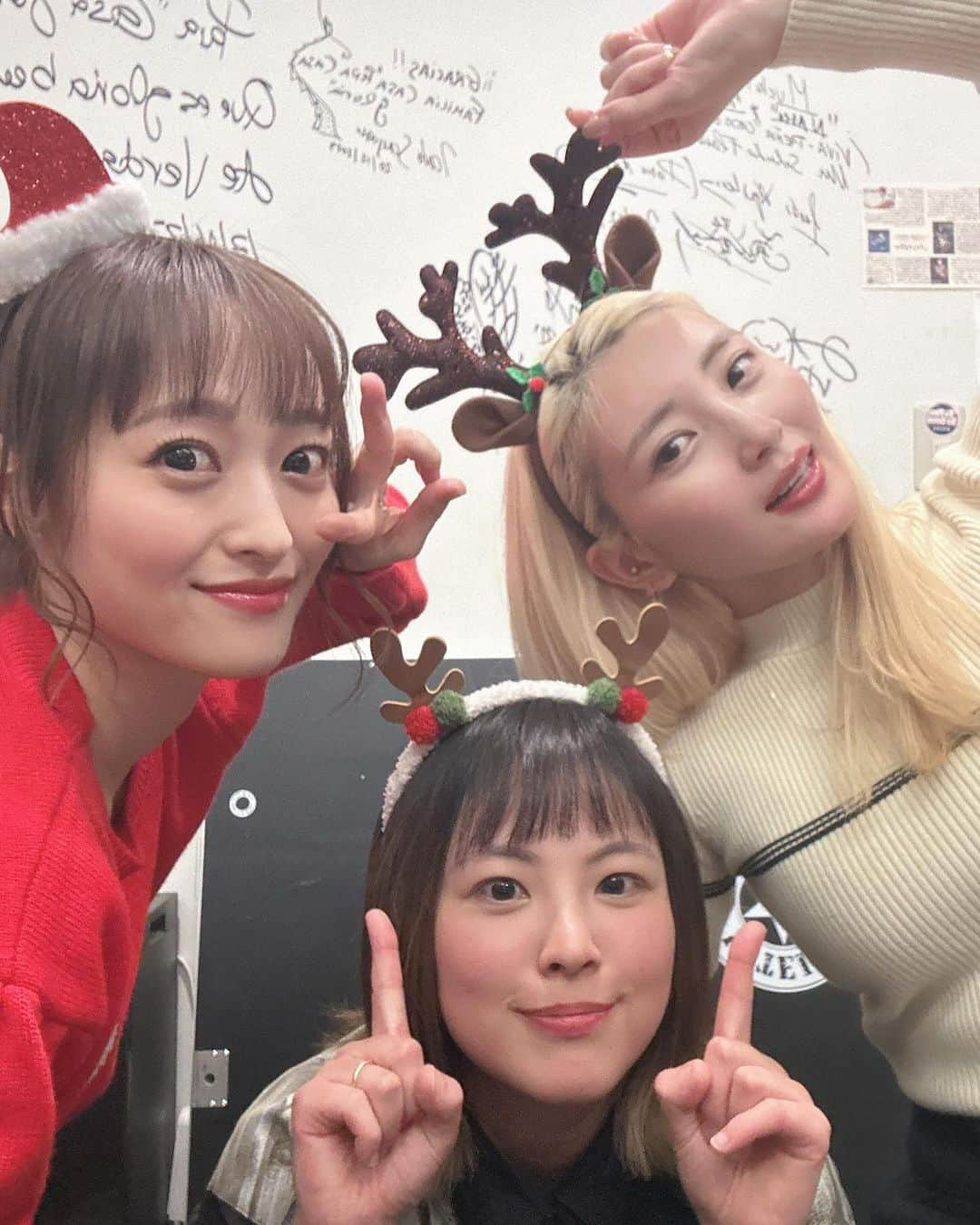 三秋里歩（小谷里歩）のインスタグラム：「. 1ヶ月と２日早いクリスマスイベント🤣 来てくださったみなさんありがとうございました❤️ スペシャルゲストのゆっぴ🎅🎄 最高に楽しすぎおもしろすぎで 相変わらず涙出る程笑いました🥲 . またいつか集まれたらいいなぁ…💫」