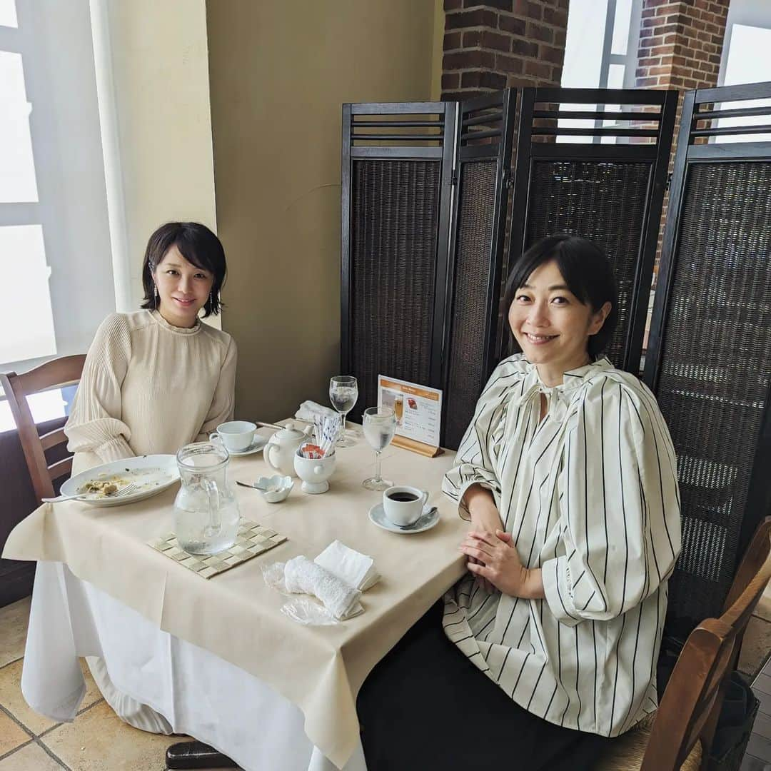 宮田愛子のインスタグラム：「ようやく、久保田智子先輩 @kubota_tomoko にお会いできました〜！ ずっとお会いしたかったのに、妊娠、産後となかなか出てこられなくて哀しかったので、本当に良かった…！！  久保田さんはTBSに復帰され、TBS NEWS DIGの編集長、キャスターとしても活躍されています。かっこよすぎますよね。 フリーランスでご活躍されていた時とはまた違った、編集長としての視点からもお話を聞くことができ、大変勉強になり、毎度ありがたいです😭  4歳のお子さんを育てている多忙な毎日で…。子育ての話も共感するお話ばかり！またうちの子と遊んでもらえる日が来たらうれしいな✨」