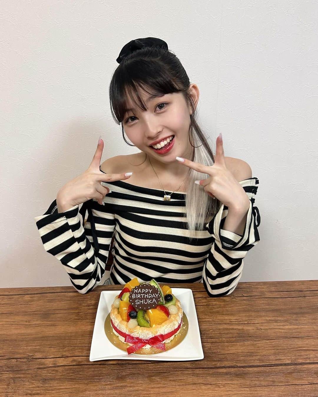 ハルアジタマのインスタグラム：「11月23日　17歳になりました💞 今年の誕生日はONE LOVE ONE HEARTさんと 合同イベントもできて MISS MERCY のメンバーのみんなとも過ごせて 皆さんが沢山お祝いの言葉をくれて とても幸せで楽しかったです🥲🩷 ありがとうございました🙏✨  ダンス動画はちょうど4年前中学1年生の時に受けたAkanenさんのWS❤️‍🔥 1人で踊らせてもらえてすっごく緊張したけど 楽しかったのを覚えてます🫶🏻 17歳もダンス頑張ります😤  #スターダストプロモーション #スタダ #具志柊花 #SHUKA #dance #dancelover #ダンス #誕生日 #birthday #06」