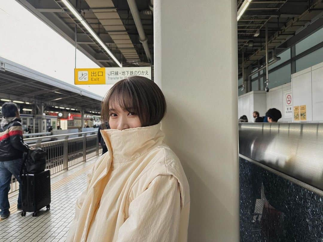 秋元真夏さんのインスタグラム写真 - (秋元真夏Instagram)「.  もふもふ。⛄️ かわゆいかわゆい桃子のお洋服🍑  #philme」11月23日 23時20分 - manatsu.akimoto_official