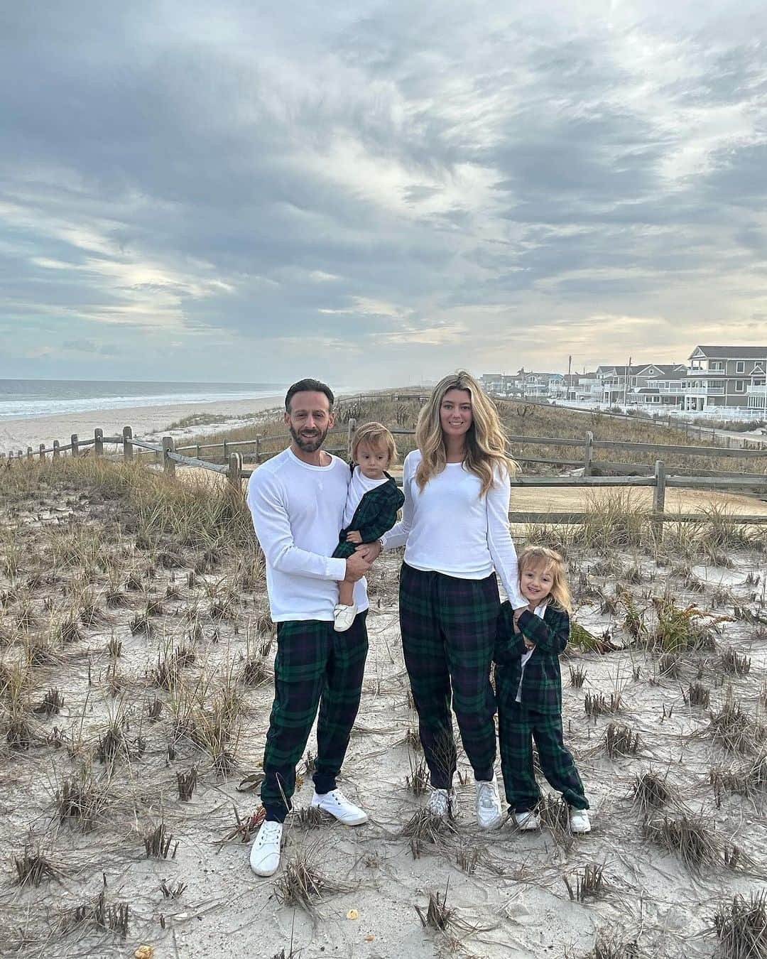 ジェイミー・レイさんのインスタグラム写真 - (ジェイミー・レイInstagram)「Happy Thanksgiving!! My heart is filled with gratitude. 🫶🏼   #family #mybabies #gratitude #blessings #lavalette #beachshoot #toddlerbelike」11月23日 23時21分 - jamieraelawrence