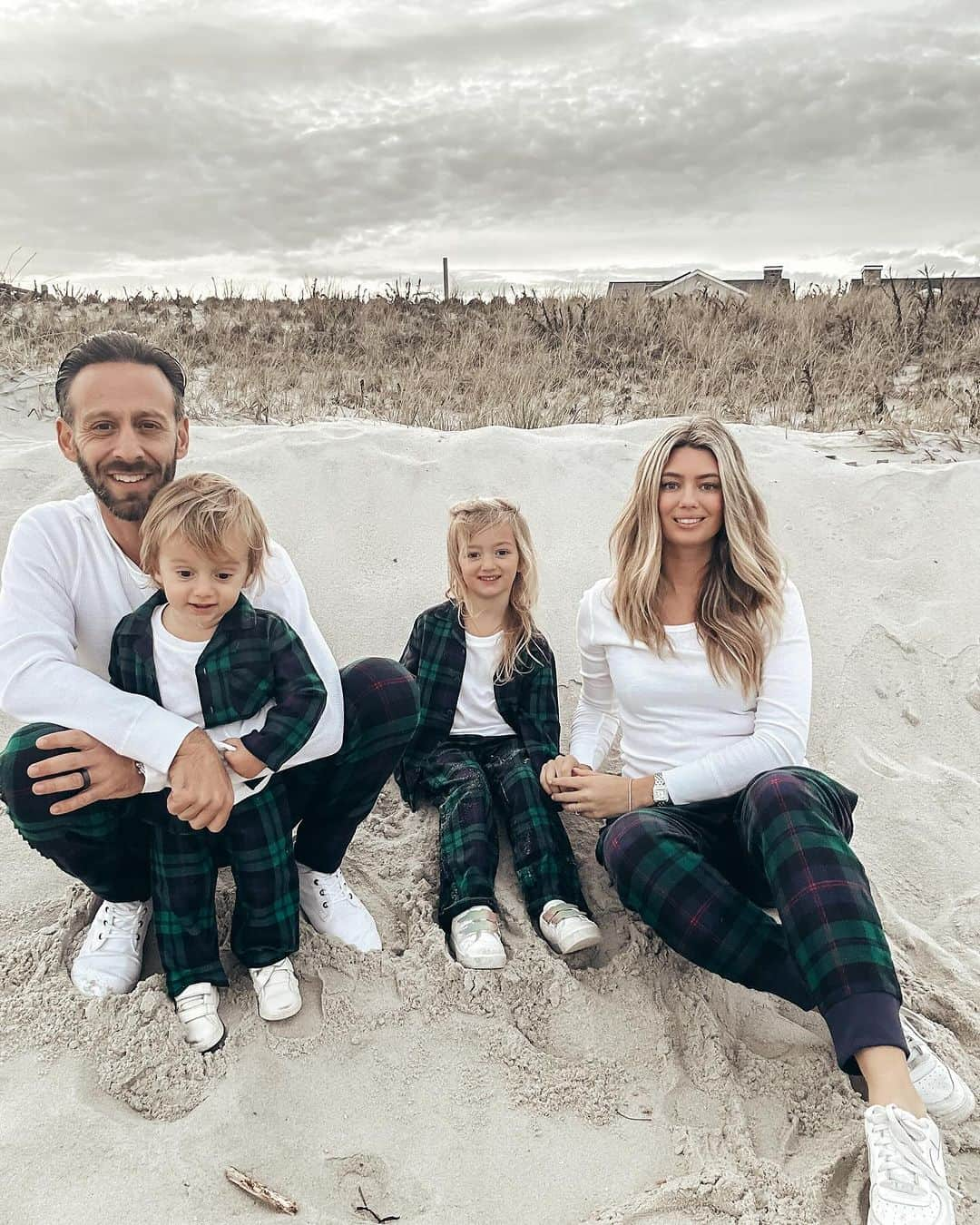 ジェイミー・レイのインスタグラム：「Happy Thanksgiving!! My heart is filled with gratitude. 🫶🏼   #family #mybabies #gratitude #blessings #lavalette #beachshoot #toddlerbelike」