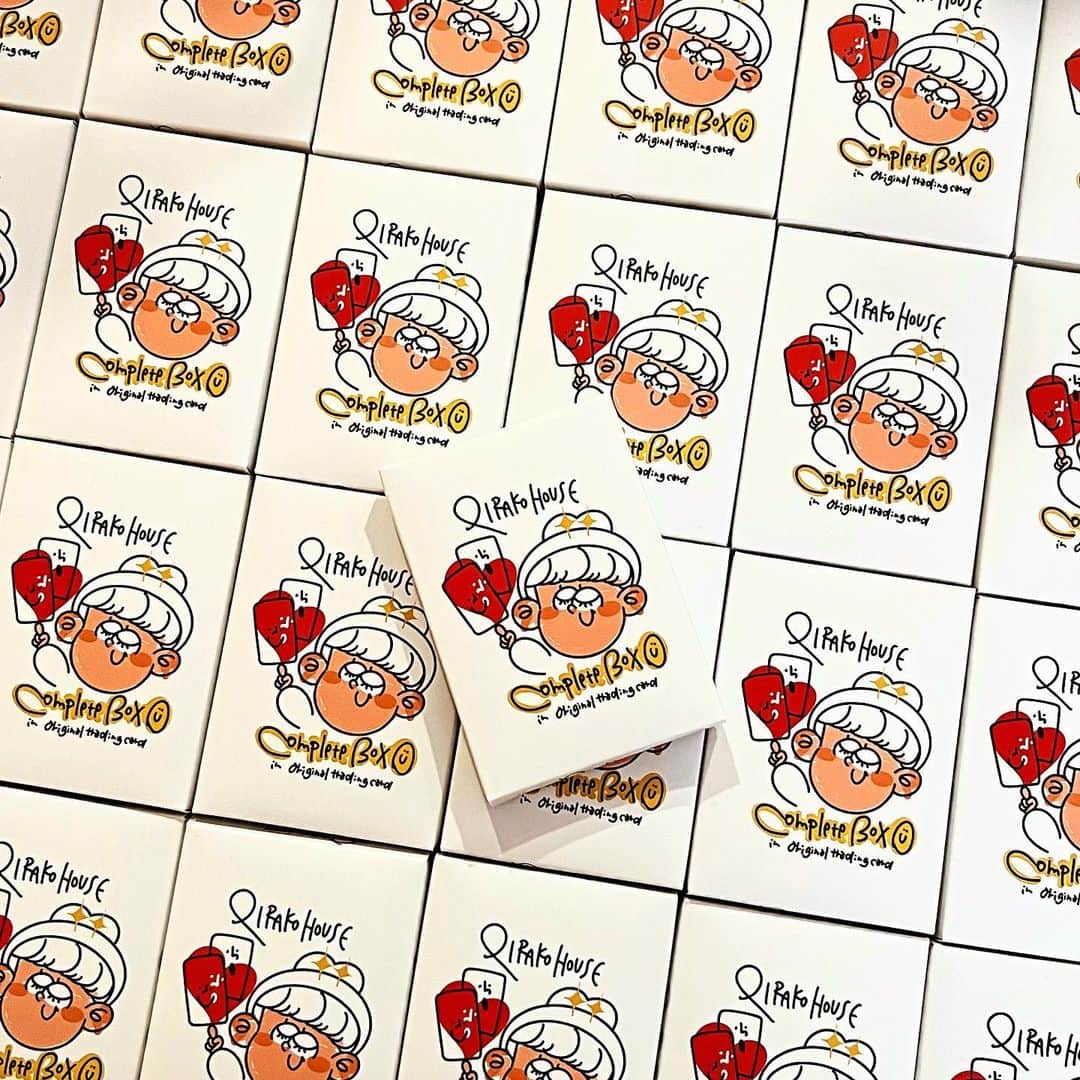 Pirakoのインスタグラム：「Original tradingcard complete box🎁  オンライン限定のコンプリートボックス⛄️ 箱も可愛いね！！ シークレット5枚も付いてくるよ！❤️ 12月の福岡が終わった後すぐに販売開始です^ - ^ 裏は届いてからのお楽しみで😘」