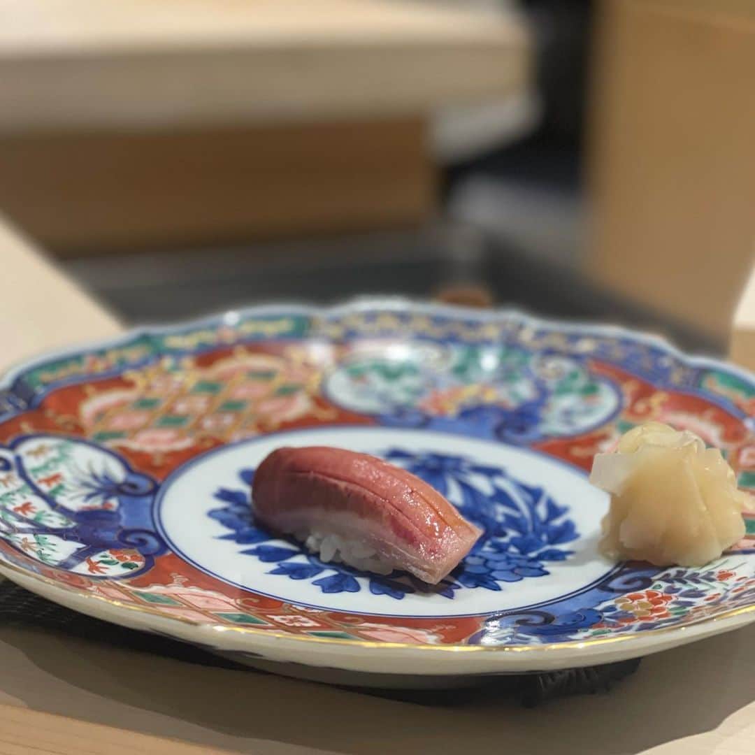 沢瀉美緒さんのインスタグラム写真 - (沢瀉美緒Instagram)「※ Sushi with @5.r_____1 and Tamaki 🥰 . メルボルンから帰国中のたまきと 玲奈ちゃんとお寿司🍣 . 初めて伺う @the_kitano_hotel_tokyo の #すしおうみ へ。 . 大将もとってもおもしろく あっという間の楽しい時間🥰 . もちろんお寿司はとっても美味しく、 追加で何巻かいただき、大満足✨ . 近いので、1人でもサクッと行かれそう🤭 . 海外でもよく会う2人とは、 会うとまるで旅行先にいる気分でした💛 . . #sushi #鮨 #すしおうみ」11月23日 23時22分 - mio_omodaka