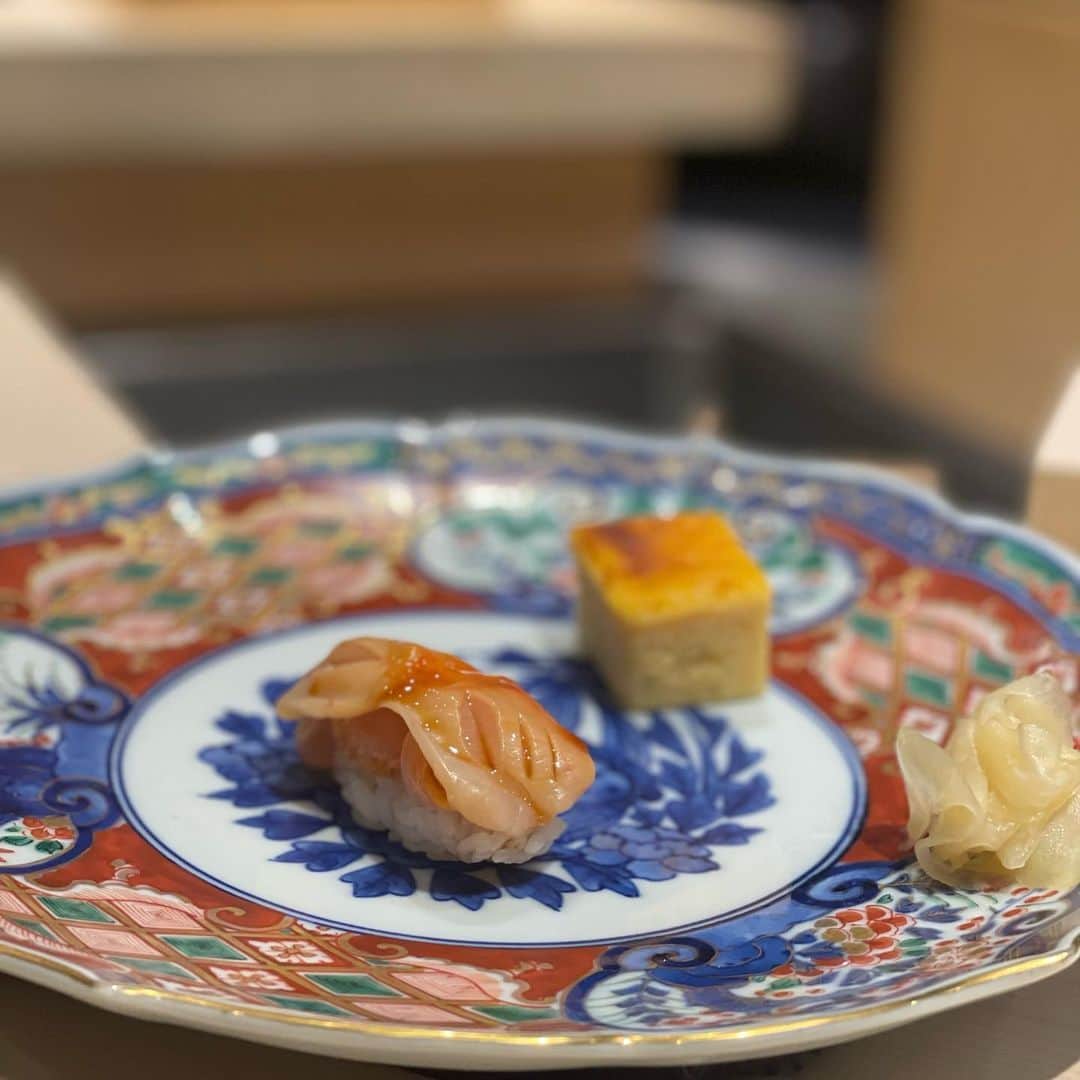沢瀉美緒さんのインスタグラム写真 - (沢瀉美緒Instagram)「※ Sushi with @5.r_____1 and Tamaki 🥰 . メルボルンから帰国中のたまきと 玲奈ちゃんとお寿司🍣 . 初めて伺う @the_kitano_hotel_tokyo の #すしおうみ へ。 . 大将もとってもおもしろく あっという間の楽しい時間🥰 . もちろんお寿司はとっても美味しく、 追加で何巻かいただき、大満足✨ . 近いので、1人でもサクッと行かれそう🤭 . 海外でもよく会う2人とは、 会うとまるで旅行先にいる気分でした💛 . . #sushi #鮨 #すしおうみ」11月23日 23時22分 - mio_omodaka