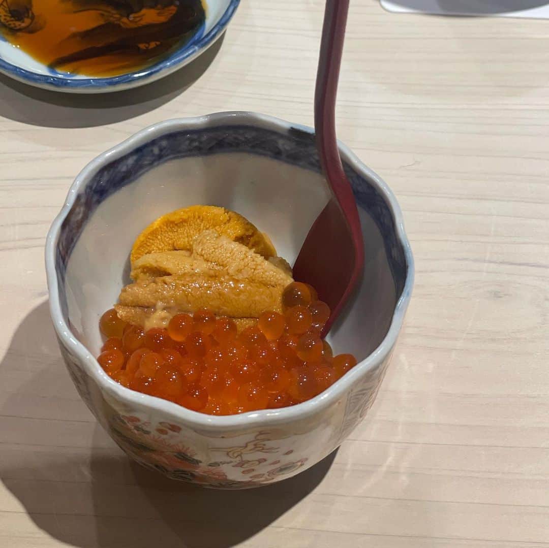 沢瀉美緒のインスタグラム：「※ Sushi with @5.r_____1 and Tamaki 🥰 . メルボルンから帰国中のたまきと 玲奈ちゃんとお寿司🍣 . 初めて伺う @the_kitano_hotel_tokyo の #すしおうみ へ。 . 大将もとってもおもしろく あっという間の楽しい時間🥰 . もちろんお寿司はとっても美味しく、 追加で何巻かいただき、大満足✨ . 近いので、1人でもサクッと行かれそう🤭 . 海外でもよく会う2人とは、 会うとまるで旅行先にいる気分でした💛 . . #sushi #鮨 #すしおうみ」