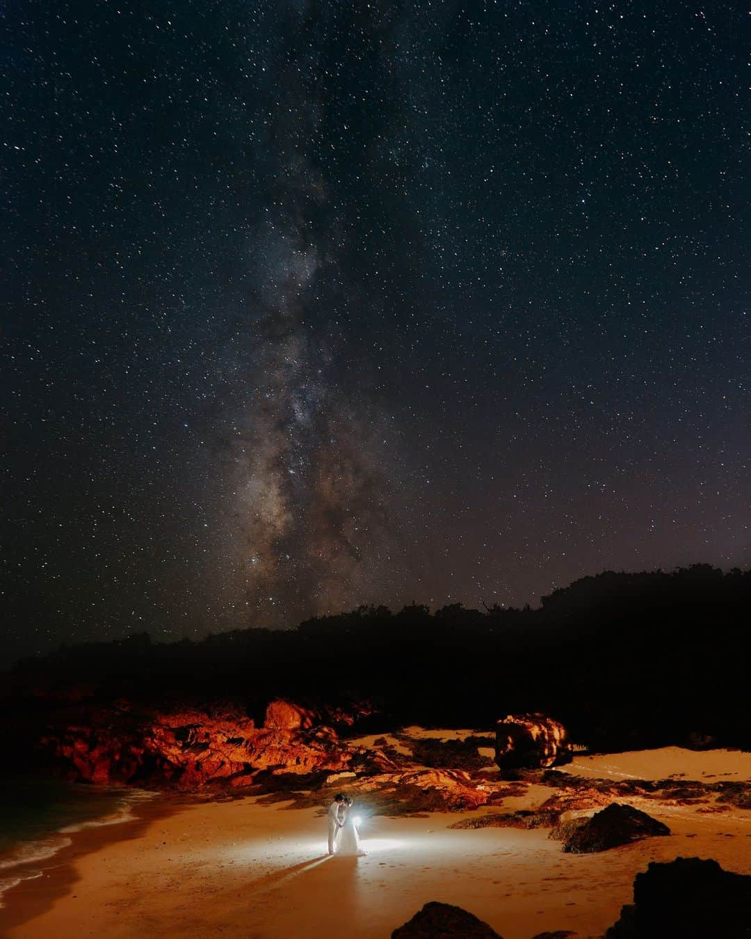 STUDIOSUNS DE&COのインスタグラム：「今日の宮古島での星空撮影。 楽しい撮影でした！ 遅くまでお疲れ様でした！ ーーーーーーーーーーーーーーー Photo :百田勧 @momota.deco.ph 海外で5年ウェディングカメラマンとしてキャリアを積んできました。 大人っぽく撮りたい。 お部屋に飾れる写真が欲しい 海外フォトのような写真を撮ってみたい。 夕日の綺麗な写真を撮りたいという方に多く指名いただいてます。 ーーーーーーーーーーーーーーー Hairmake :江原あさみ  @studiosuns_okinawa @decollte_weddingphoto @d_weddingphoto_jp  #沖縄フォトウェディング　#前撮り沖縄 #海外前撮り #海外ウェディング風 #susumumomota  #沖繩婚紗攝影#沖繩婚紗照 #海外婚紗攝影#海外婚禮風格」