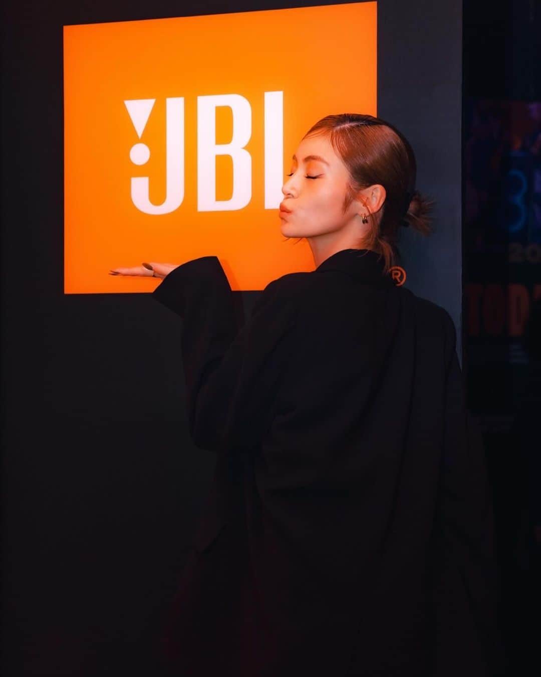 楓のインスタグラム：「JBL MEGA BOXに遊びに行ってきました🪩  光と音に浸るDJ空間や ブラックライトで光るアートなど JBLならではの空間を楽しむことが出来ました💥💥  良い音で聴く音楽はとても良いなあ。  ZeroBase 渋谷で11月26日(日)まで 開催中なので是非体験しに行ってみてね💫  @jbl_japan  #pr #JBLMEGABOX #音楽最高 #jbl」