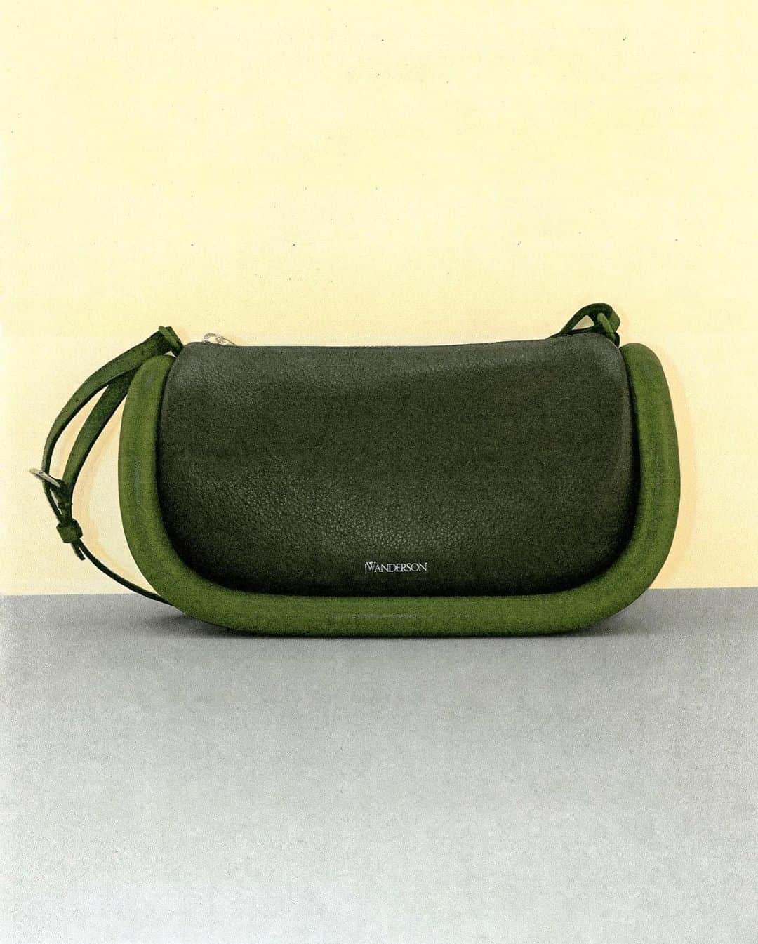 JWアンダーソンのインスタグラム：「IT’S HOLS SEASON  Featuring the Bumper Bag  Creative Direction @Jonathan.Anderson Photography @JoeCruzStudio   #jwanderson #happyhols」