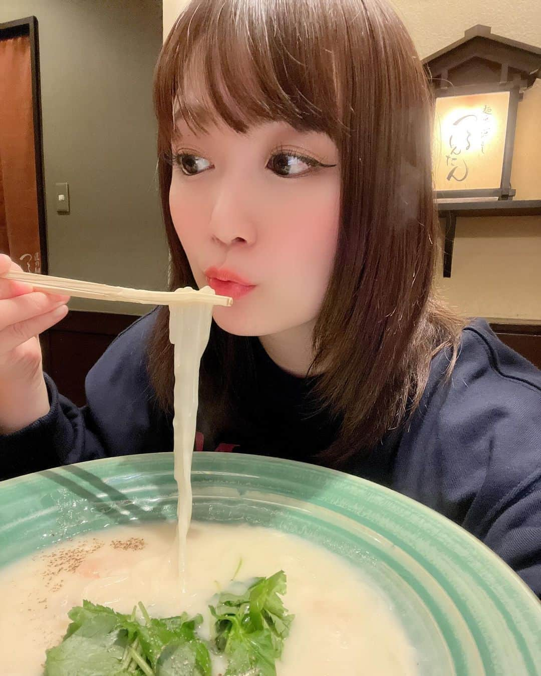 嶋梨夏のインスタグラム：「お稽古合間につるとんたん見つけたら、入っちゃいますねぇ🤤💓 . . . . . #被写体 #お仕事依頼受付中 #つるとんたん #うどん #Udon #おうどん #もぐもぐ #いっぱい食べる君が好き #むちむち #ぷに子 #アラサー女子 #平成元年生まれ #150cm #ファインダー越しの私の世界 #ポートレート #ポートレート撮影 #女優 #actress #photooftheday #JAPAN #japanesegirl #instagood #followme #ricashima #嶋梨夏」