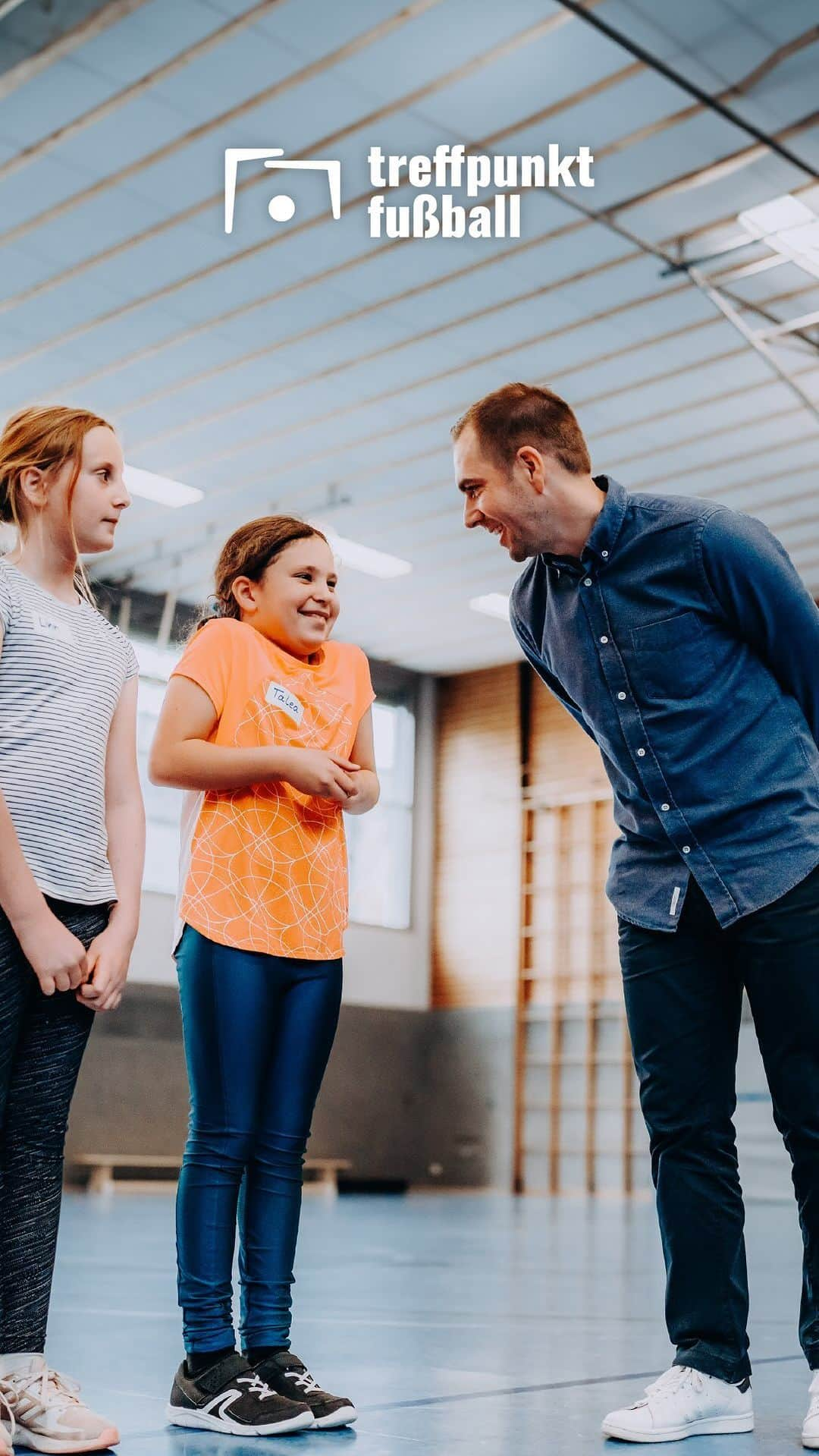 フィリップ・ラームのインスタグラム：「„Bewegt Brücken bauen!“: treffpunkt fußball und der @sc_lerchenberg_ setzen auf die Zusammenarbeit mit Schulen und Kitas. 🤝  Mit der Initiative möchten wir die wichtige Bedeutung von Kooperationen zwischen Bildungseinrichtungen & Sportvereinen betonen – Gemeinsam Bewegung gestalten und Freude am Sport fördern! 💙🤸  @philipplahm @celia.sasic @alliance4europe #2024unddu #treffpunktfussball #ehrenamt #engagement #vernetzung #jugend」