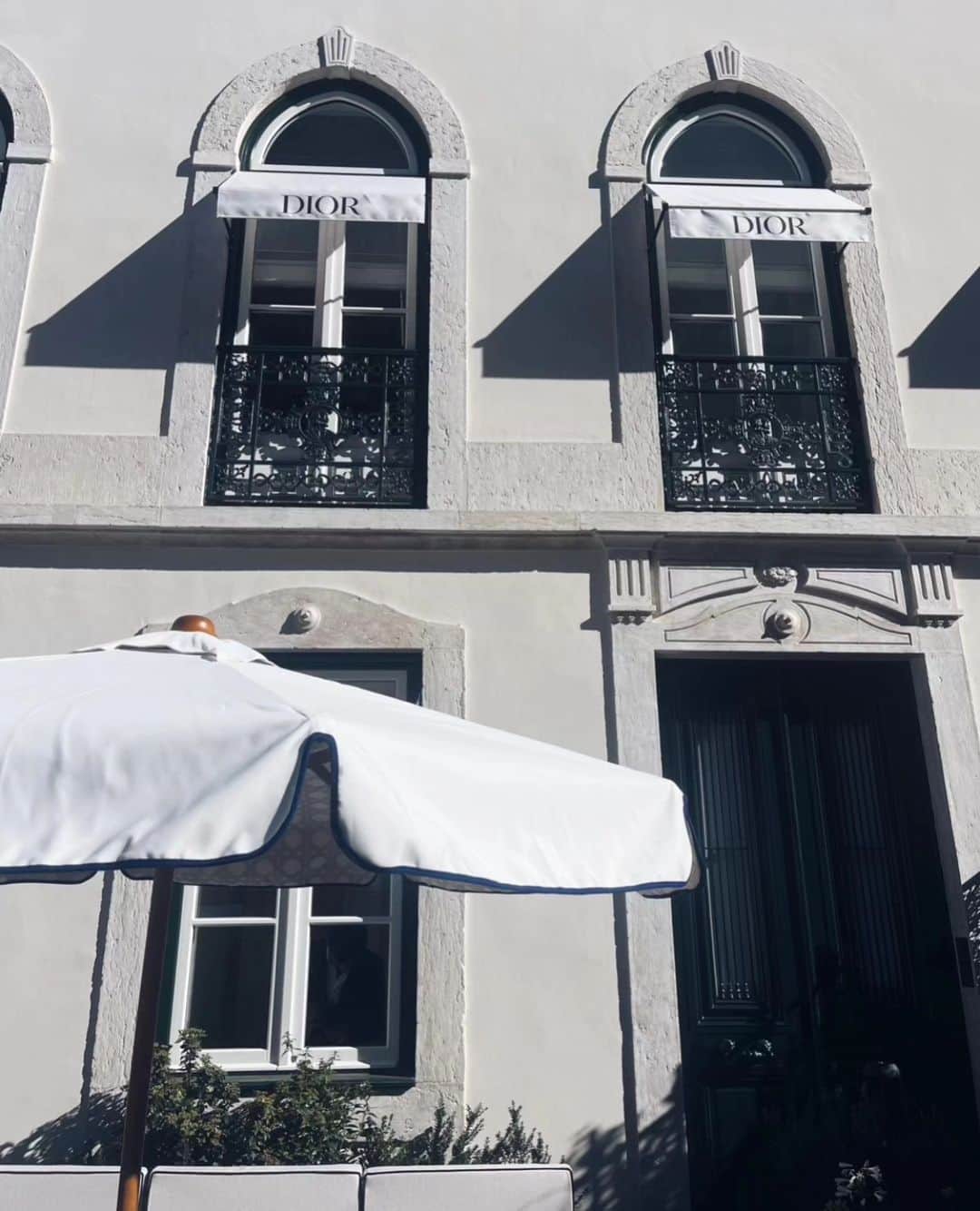 Margarida Corceiroのインスタグラム：「#NoRadar @dior abre hoje o seu primeiro espaço em Portugal.  A loja está localizada na Avenida da Liberdade e tem mais de mil metros quadrados e três andares.   No seu interior, para além de um vasto leque de peças, destacam-se as obras de arte da artista portuguesa @joanavasconcelosatelier.   #luxwoman #dior #portugal」