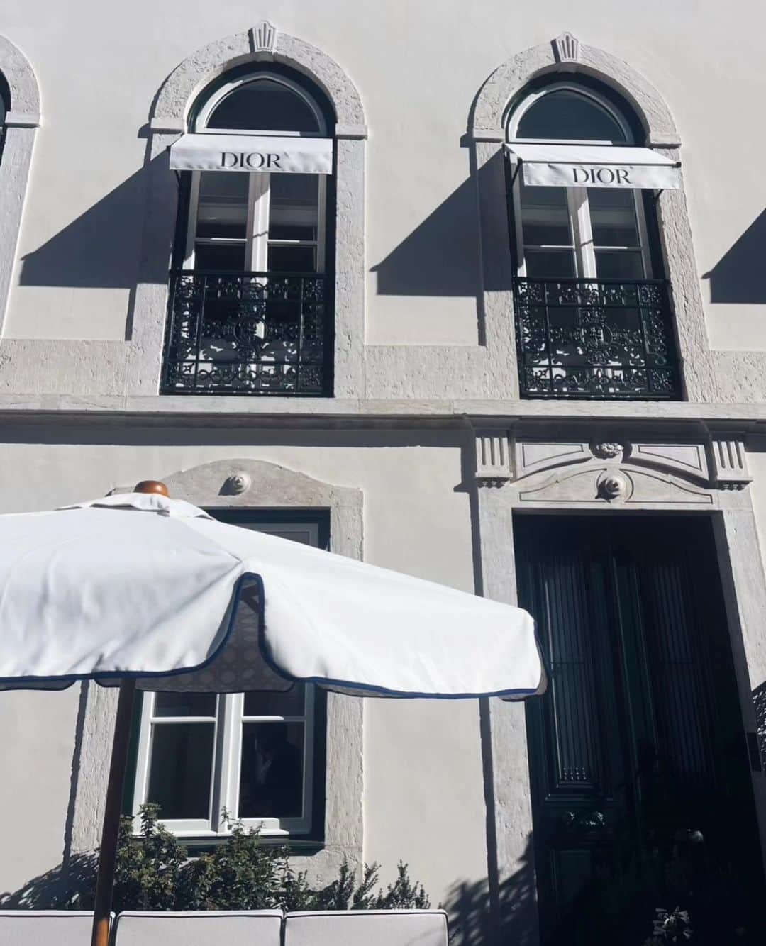 Margarida Corceiroさんのインスタグラム写真 - (Margarida CorceiroInstagram)「#NoRadar @dior abre hoje o seu primeiro espaço em Portugal.  A loja está localizada na Avenida da Liberdade e tem mais de mil metros quadrados e três andares.   No seu interior, para além de um vasto leque de peças, destacam-se as obras de arte da artista portuguesa @joanavasconcelosatelier.   #luxwoman #dior #portugal」11月23日 23時33分 - luxwoman_pt