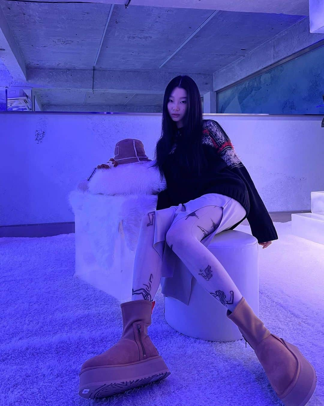 ペ・ユニョンさんのインスタグラム写真 - (ペ・ユニョンInstagram)「#광고  Feels like the real me 👢❄️ Dream a New Winter! ⛄️ @ugg_korea 의 팝업 'FEEL HOUSE‘ !! 픽셀 아티스트 ‘주재범' 작가님과 미디어아트팀 ‘하이로우'가 협업한 체험형 전시 작품들도 경험해보고, 어그의 최상위 방한 제품인 ‘어그 익스트림' 컬렉션과 어그와 패션브랜드 ‘Telfar’의 콜라보 컬렉션도 전시 중이어서 새로운 어그 모델들을 많이 만나볼 수 있는 기회에 눈이 즐거웠답니다 👀 아 참 제 첫장 사진의 공간인 포토존도 🤍  #필하우스 #FeelHouse #어그팝업 #DreamaNewWinter」11月23日 23時34分 - mulan_bae