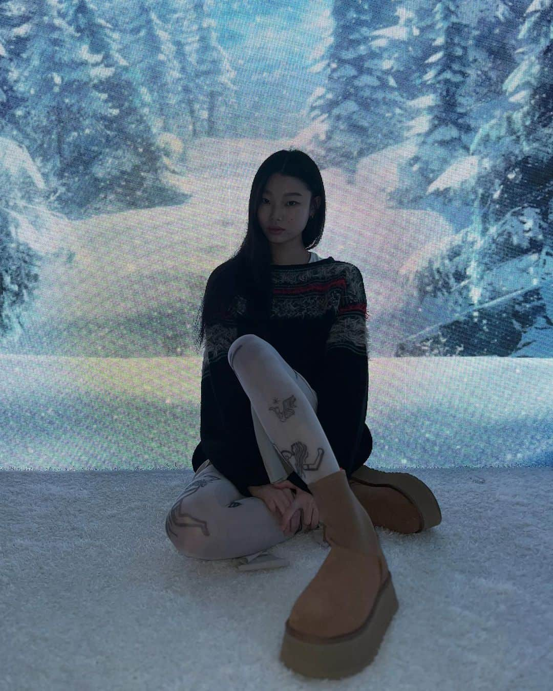 ペ・ユニョンさんのインスタグラム写真 - (ペ・ユニョンInstagram)「#광고  Feels like the real me 👢❄️ Dream a New Winter! ⛄️ @ugg_korea 의 팝업 'FEEL HOUSE‘ !! 픽셀 아티스트 ‘주재범' 작가님과 미디어아트팀 ‘하이로우'가 협업한 체험형 전시 작품들도 경험해보고, 어그의 최상위 방한 제품인 ‘어그 익스트림' 컬렉션과 어그와 패션브랜드 ‘Telfar’의 콜라보 컬렉션도 전시 중이어서 새로운 어그 모델들을 많이 만나볼 수 있는 기회에 눈이 즐거웠답니다 👀 아 참 제 첫장 사진의 공간인 포토존도 🤍  #필하우스 #FeelHouse #어그팝업 #DreamaNewWinter」11月23日 23時34分 - mulan_bae