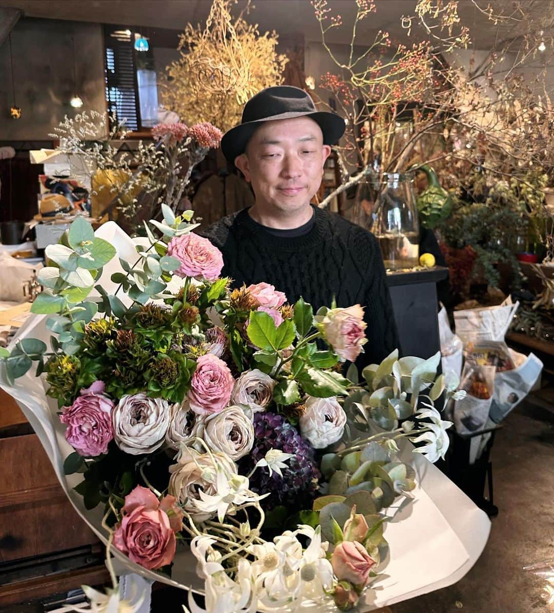 風間ゆみえのインスタグラム：「年末のリース作りのワークショップの打ち合わせに、神楽坂にある小路苑へ。  @roomys.official お楽しみに♡ 現地参加10名限定です！　 オンライン視聴も出来るので遠方の方も楽しんで下さい‼︎   小路苑のこうじくんは仲良しですが、会うのは本当に久しぶり。 愛犬のカブくんはずいぶん落ち着いて来たよ、と聞いていたけど変わらず元気過ぎるパワフルさ、さすがテリア！ そして、ずいぶん遅くなったけどハッピーバースデー！と、とても素敵な花束をいただき大喜びの私。ちょうど、スカシユリがほぼ花弁を落としたところだったので、なんとも嬉しいタイミング✨☺️見たことのないバラや、ぷっくり丸い大輪バラ、好きなフランネルフラワー。今は花も長持ちしてくれる季節になってさらに嬉しい。コージくん、ありがとう‼︎‼︎‼︎」