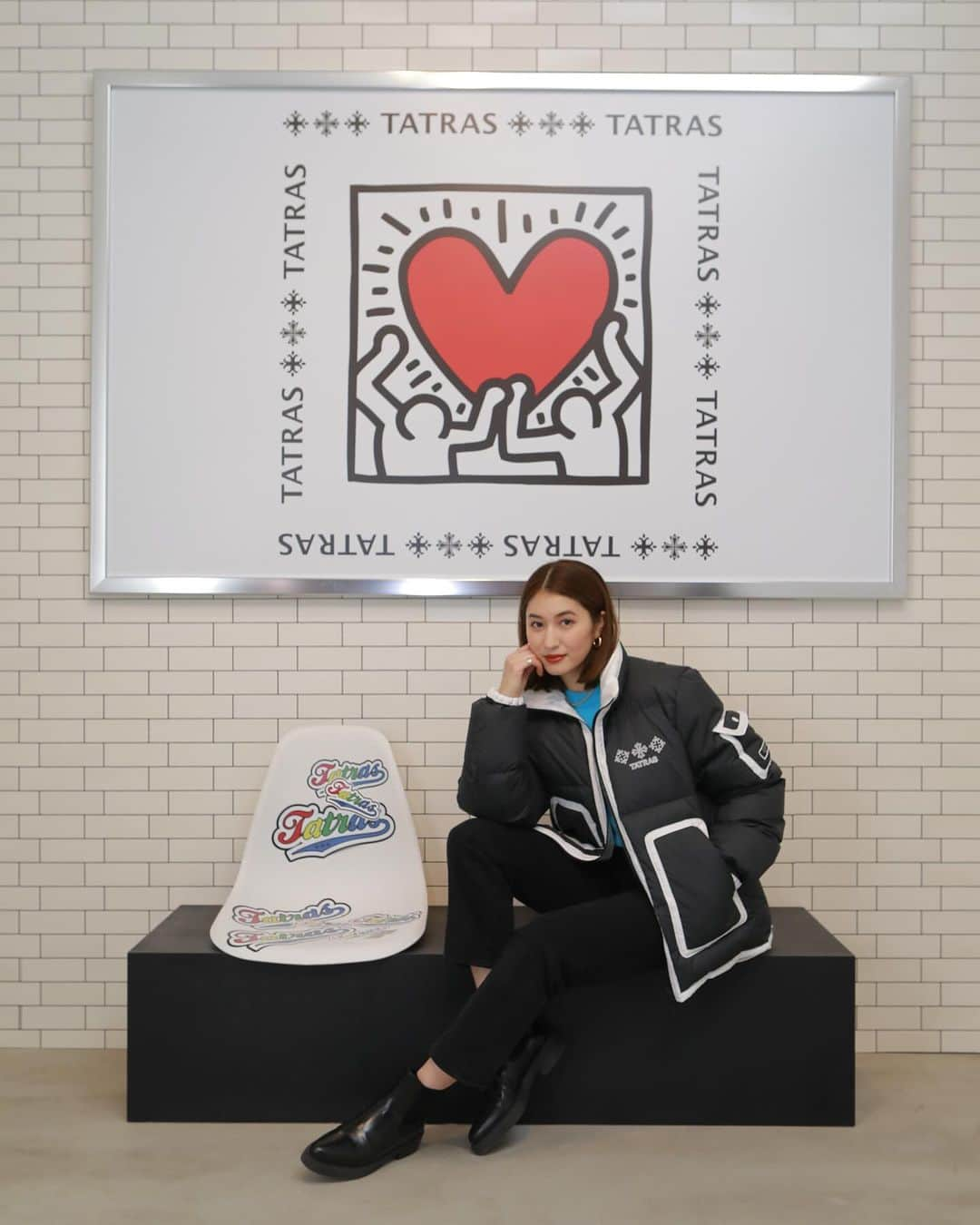 有末麻祐子さんのインスタグラム写真 - (有末麻祐子Instagram)「TATRAS×Keith Haringのコラボレーションのコレクションが発売されます。 原宿にて行われているPOPUPイベントへ行ってきました🌟 サブテーマには”纏うことでポジティブになってほしい”という願いや ”愛に満ちてほしい”、“誰でも、誰とでも愛を表現しやすい世界になって欲しい”という願いが込められてデザインされています。 私が着ているのもキース・ヘリングの中でも大好きな"LOVE”をモチーフにしたアートワークのもの♥️ 可愛いアイテムが沢山でした😊  #tatraskeith #tatrascollab #PR @tatras_official」11月23日 23時46分 - mayukoarisue