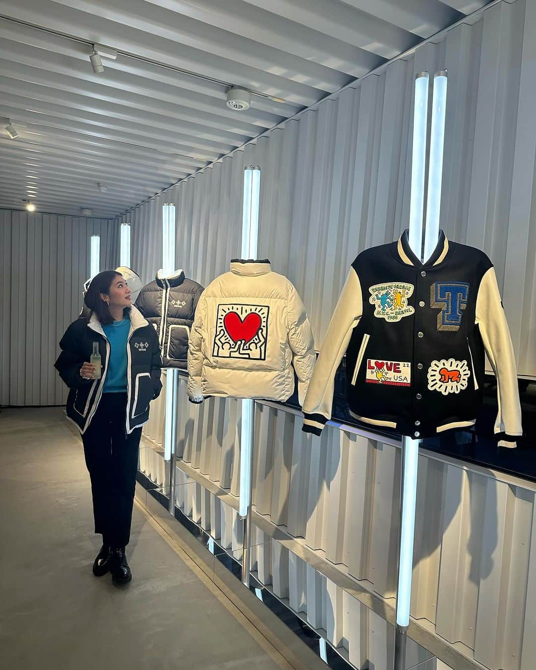 有末麻祐子さんのインスタグラム写真 - (有末麻祐子Instagram)「TATRAS×Keith Haringのコラボレーションのコレクションが発売されます。 原宿にて行われているPOPUPイベントへ行ってきました🌟 サブテーマには”纏うことでポジティブになってほしい”という願いや ”愛に満ちてほしい”、“誰でも、誰とでも愛を表現しやすい世界になって欲しい”という願いが込められてデザインされています。 私が着ているのもキース・ヘリングの中でも大好きな"LOVE”をモチーフにしたアートワークのもの♥️ 可愛いアイテムが沢山でした😊  #tatraskeith #tatrascollab #PR @tatras_official」11月23日 23時46分 - mayukoarisue