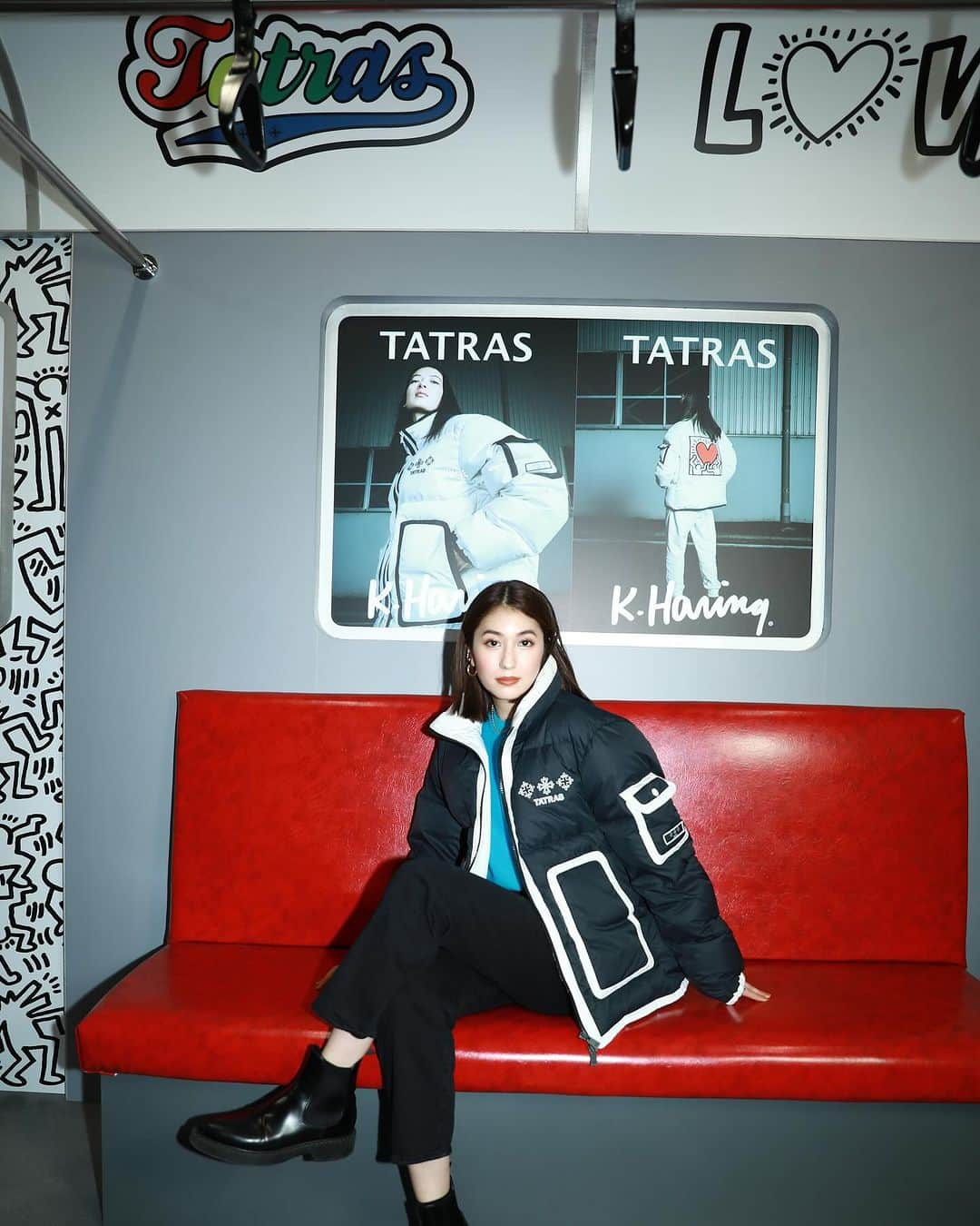 有末麻祐子のインスタグラム：「TATRAS×Keith Haringのコラボレーションのコレクションが発売されます。 原宿にて行われているPOPUPイベントへ行ってきました🌟 サブテーマには”纏うことでポジティブになってほしい”という願いや ”愛に満ちてほしい”、“誰でも、誰とでも愛を表現しやすい世界になって欲しい”という願いが込められてデザインされています。 私が着ているのもキース・ヘリングの中でも大好きな"LOVE”をモチーフにしたアートワークのもの♥️ 可愛いアイテムが沢山でした😊  #tatraskeith #tatrascollab #PR @tatras_official」