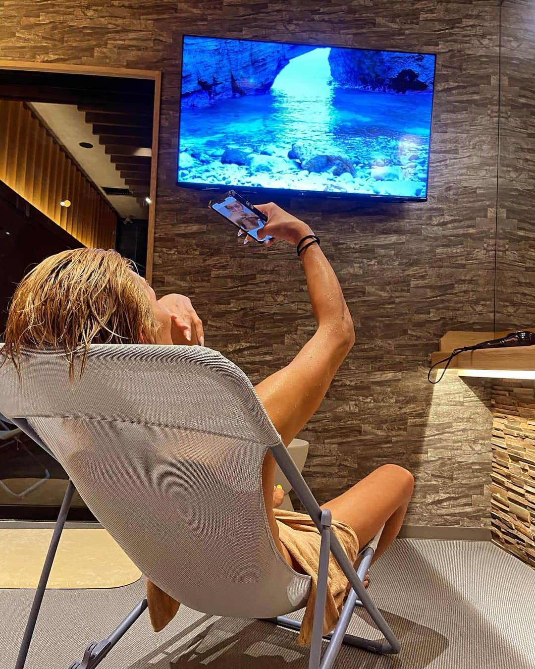 あのうめたんのインスタグラム：「Chill  仕事と仕事の合間に  #エク外しました #少しカットしてまたイメチェンしよーと思います！ #あのうめたん #サウナ  #栄 #Chil #ユニセックス」