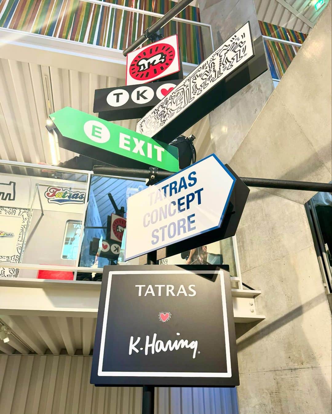 PELIさんのインスタグラム写真 - (PELIInstagram)「TATRAS ✖️ Keith Haring 🖤  "誰でも、誰とでも愛を表現しやすい世界になって欲しい” キース・ヘリングらしい、ハッピーなpop-up store でした🌈🚃  #tatraskeith #tatrascollab #PR @tatras_official」11月23日 23時38分 - peli4649