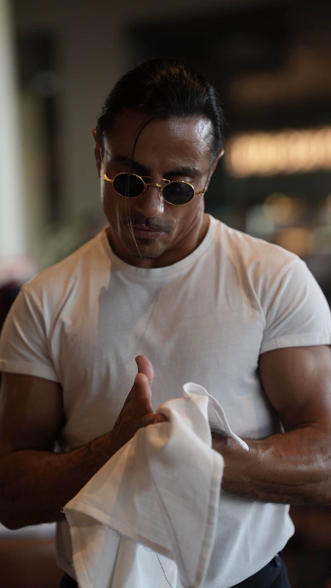 Saltbae（ヌスラット・ガネーシュ）のインスタグラム：「I opened my 32nd branch today, wish me good luck. #saltbae#salt#saltlife 32 şubemiz hayırlı uğurlu olsun.」