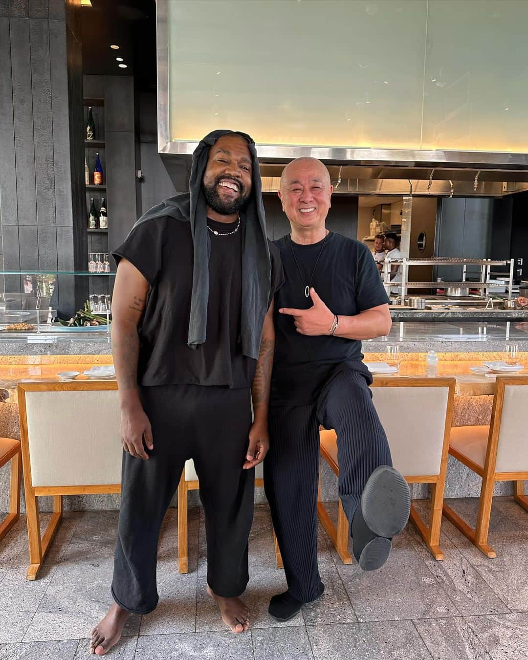 松久信幸のインスタグラム：「The reason he was barefoot was because he gave me a pair of shoes of his design that he wore.😂😂 #kanyewest @nobubythebeach  @atlantistheroyal  #nobuintown」