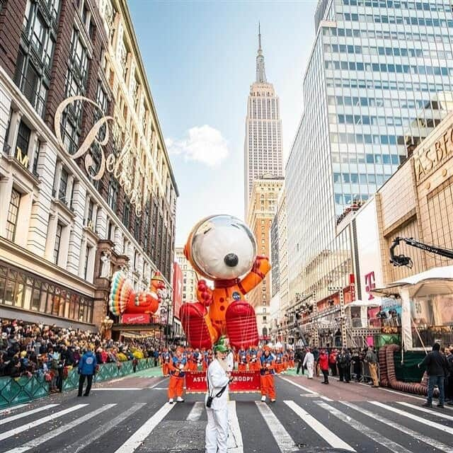 Empire State Buildingさんのインスタグラム写真 - (Empire State BuildingInstagram)「I've got a great view of the parade   📷: @craigsbeds」11月23日 23時42分 - empirestatebldg