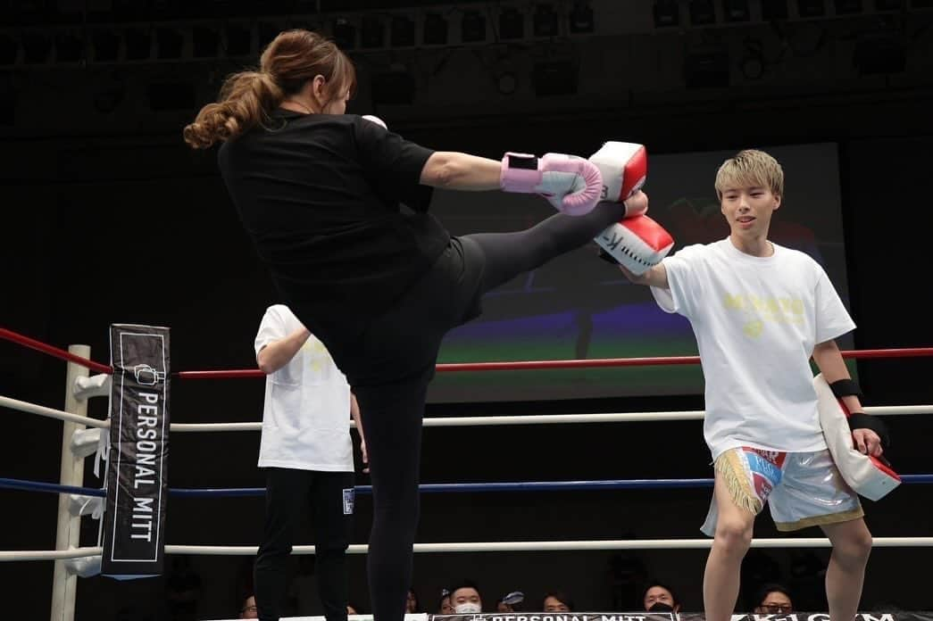 渡辺美奈代さんのインスタグラム写真 - (渡辺美奈代Instagram)「今日の後楽園ホールでの 親子でのミット打ちの様子 少しだけお写真で😊  #渡辺美奈代  #矢島名月  #k1  #ミット打ち  #親子  #後楽園ホール」11月23日 23時43分 - watanabe_minayo