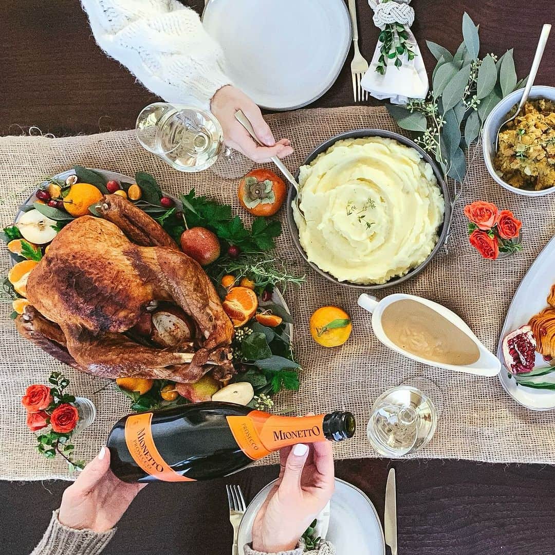 Mionetto USAのインスタグラム：「Buona festa del ringraziamento from Mionetto! Wishing our amici a good meal paired with even better Prosecco this Thanksgiving. Cin Cin! @dinnerclubdiaries    #MionettoProsecco #Thanksgiving #HappyThanksgiving   Mionetto Prosecco material is intended for individuals of legal drinking age. Share Mionetto content responsibly with those who are 21+ in your respective country. Enjoy Mionetto Prosecco Responsibly.」