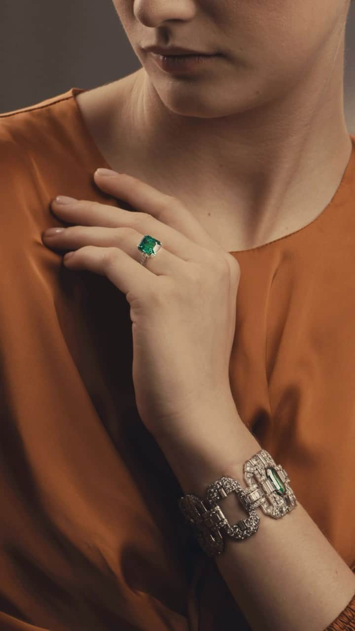 クリスティーズのインスタグラム：「Explore Jewels Online: The London Edit💎💍  The sale offers a selection of fine antique and modern jewellery, ranging from the 18th century to present day, as well as signed jewels and iconic designs by Bulgari, Cartier and Van Cleef & Arpels.  ➡On view at our King Street galleries now until 27 November!  🗓Jewels Online: The London Edit: 14 - 28 November  #christiesjewels」